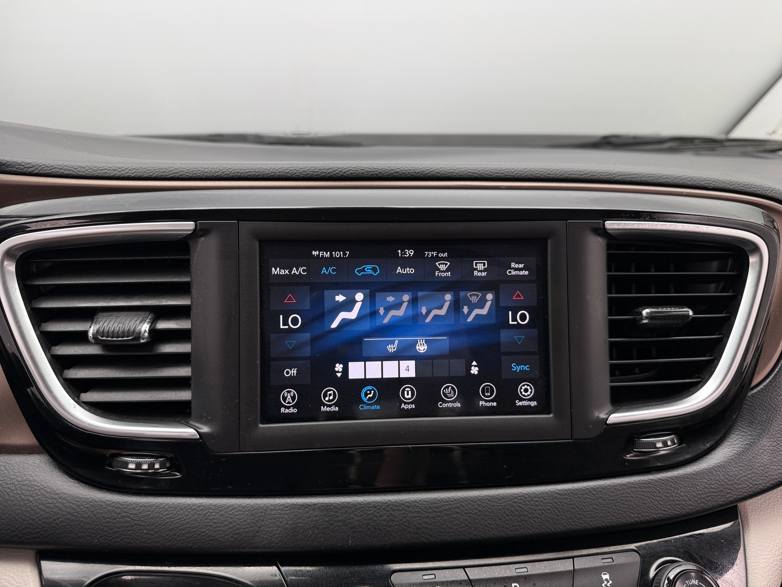 Thumbnail: 2019 Chrysler Pacifica - 3