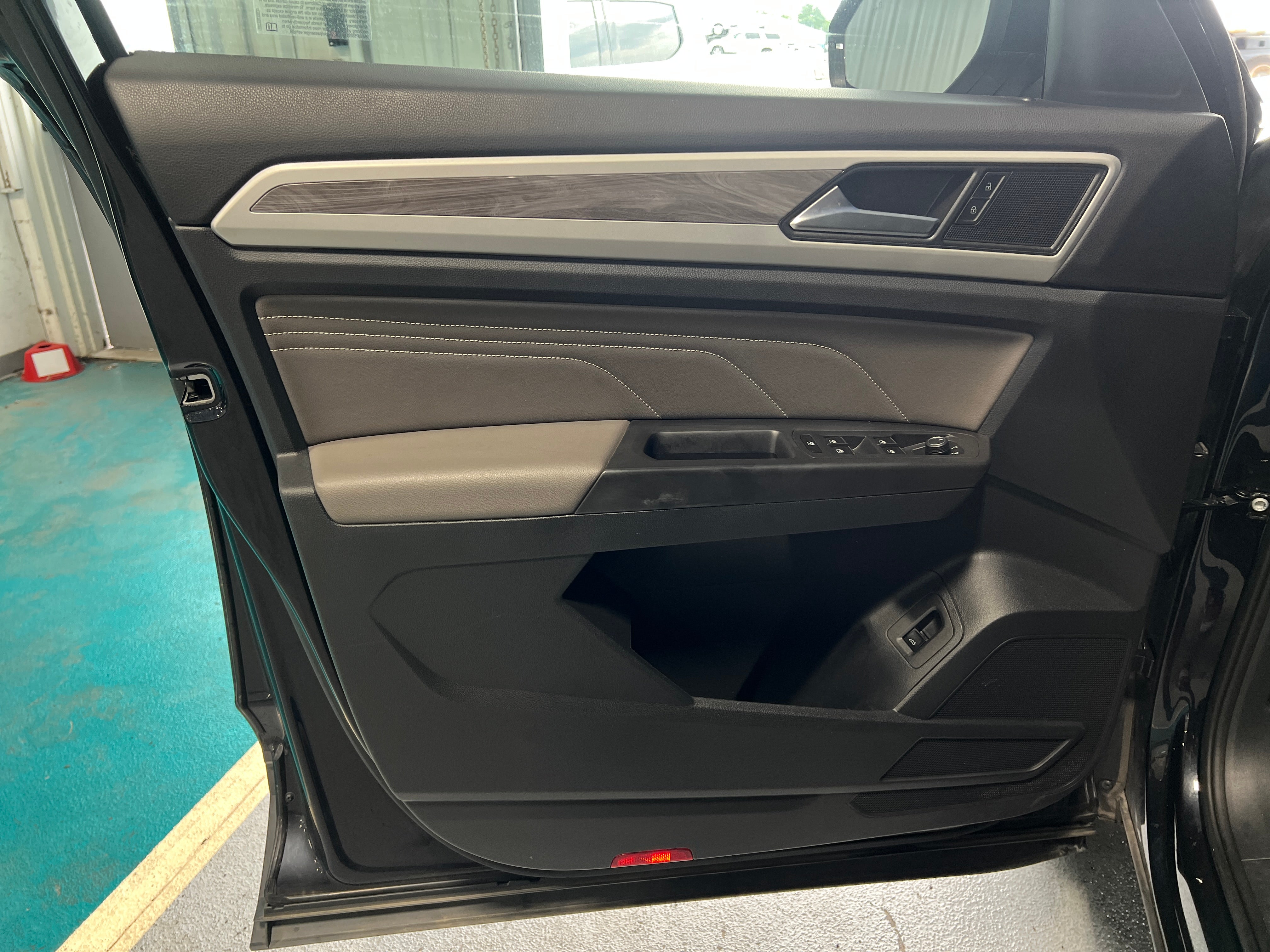 2023 Volkswagen Atlas Cross Sport SE w/Tech - Photo 3