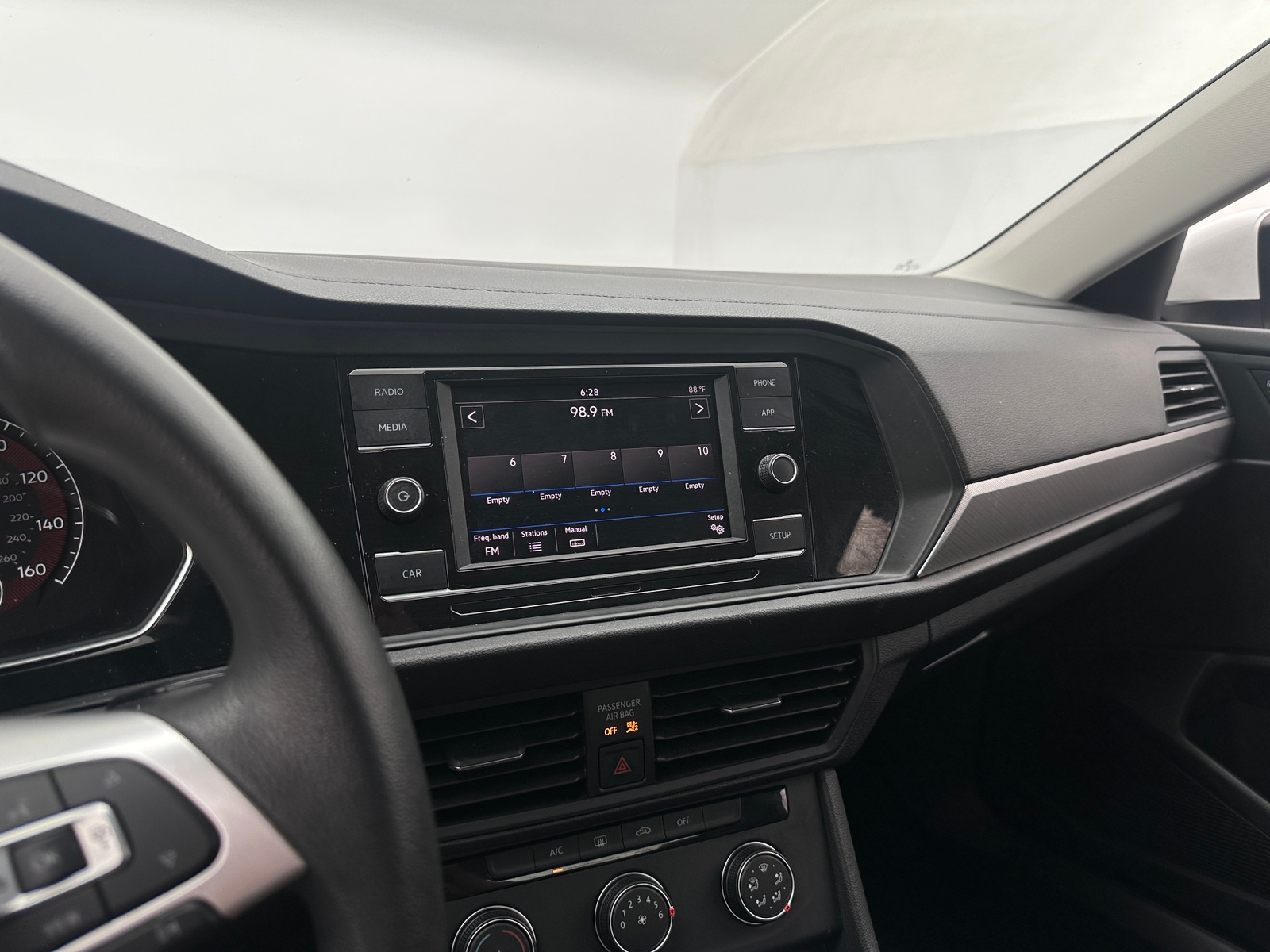 Thumbnail: 2019 Volkswagen Jetta - 4
