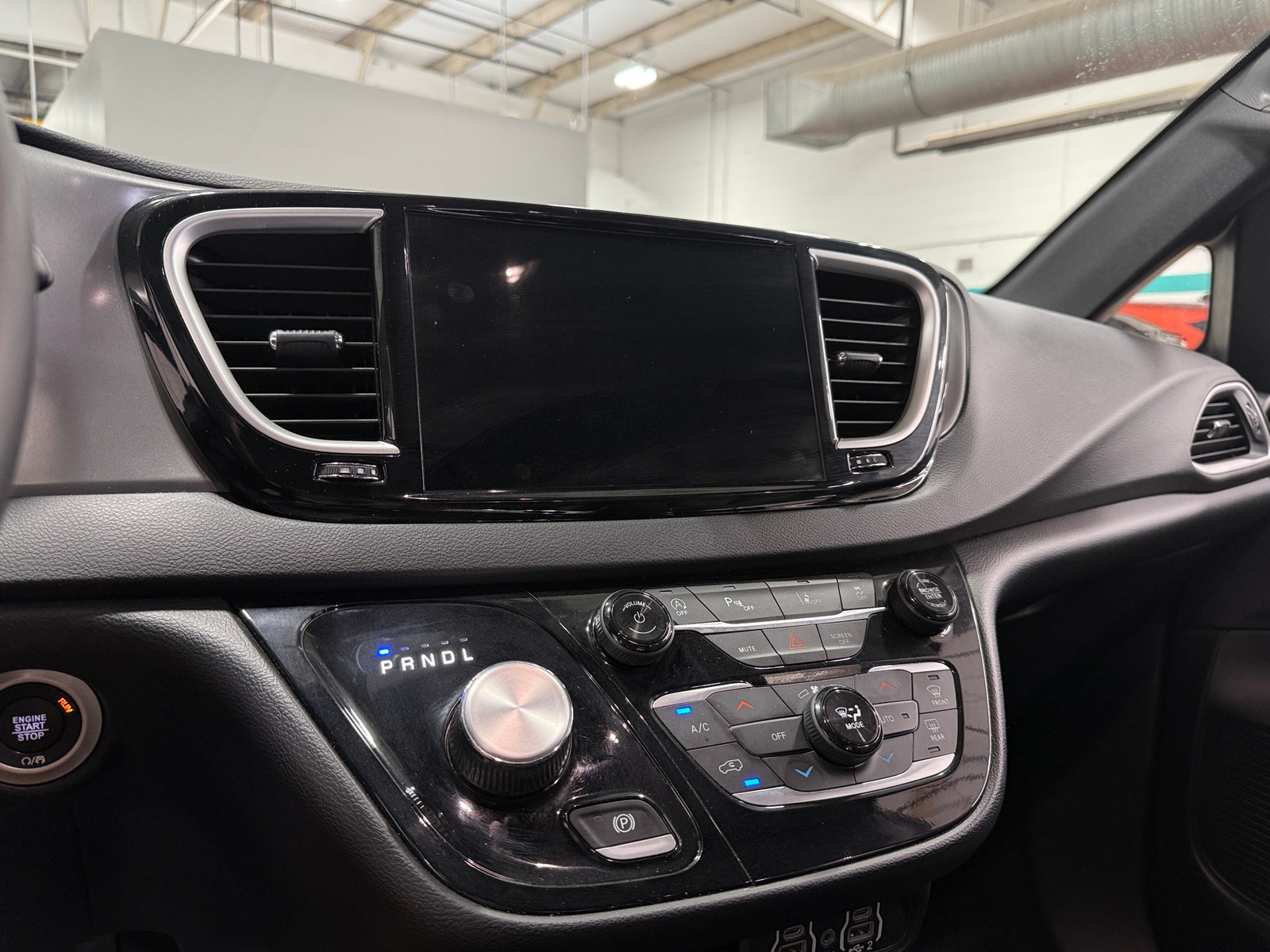 Thumbnail: 2025 Chrysler Pacifica - 3