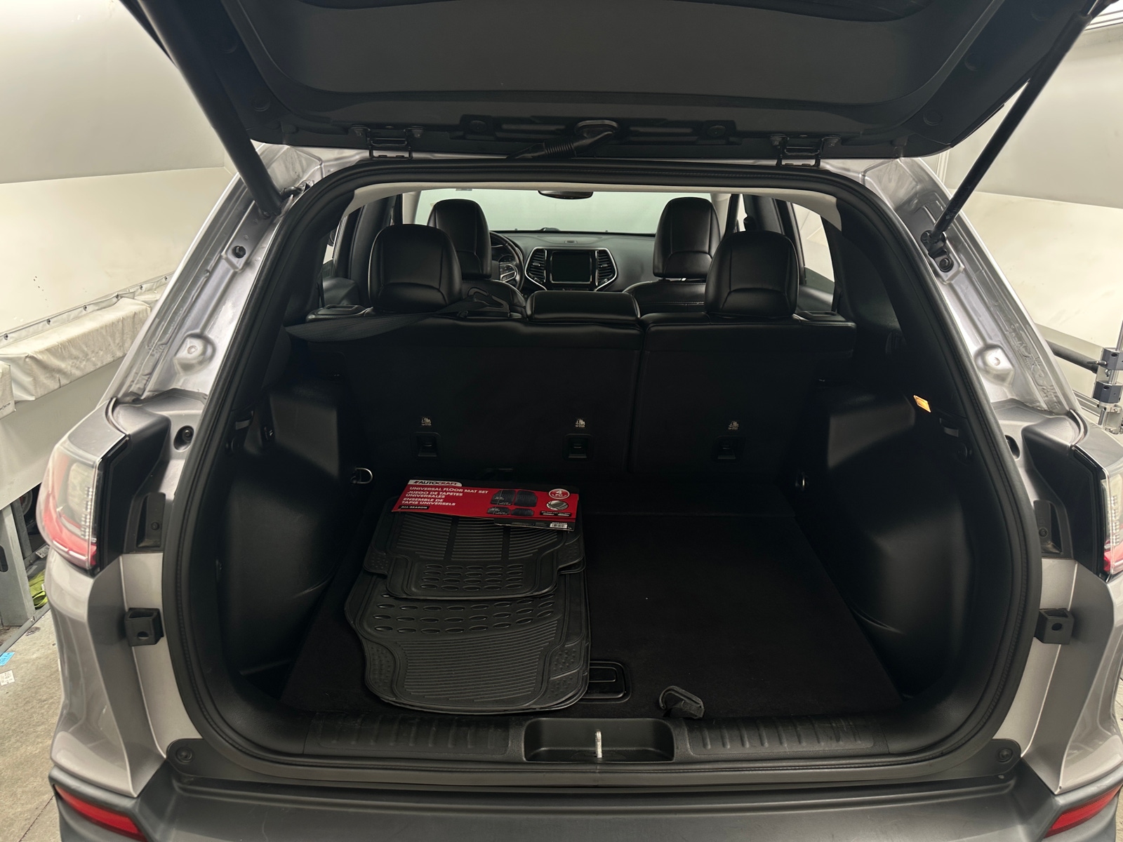 Thumbnail: 2019 Jeep Cherokee - 6