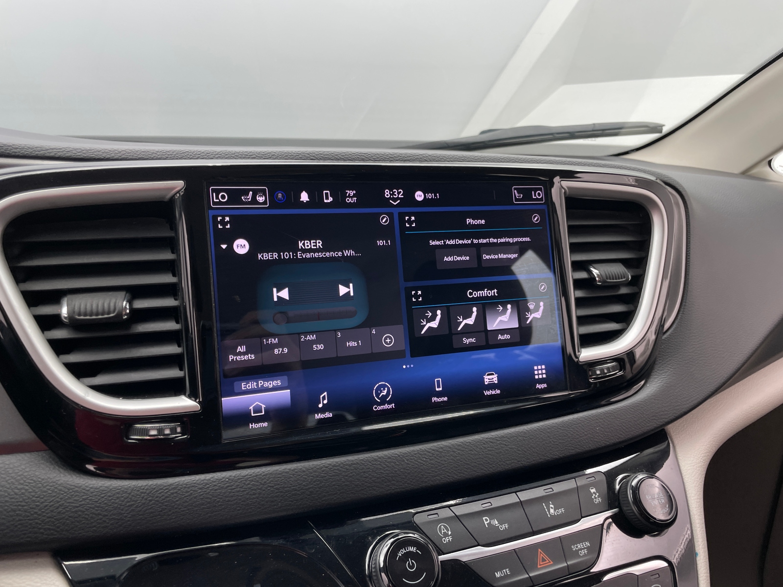 Thumbnail: 2023 Chrysler Pacifica - 3