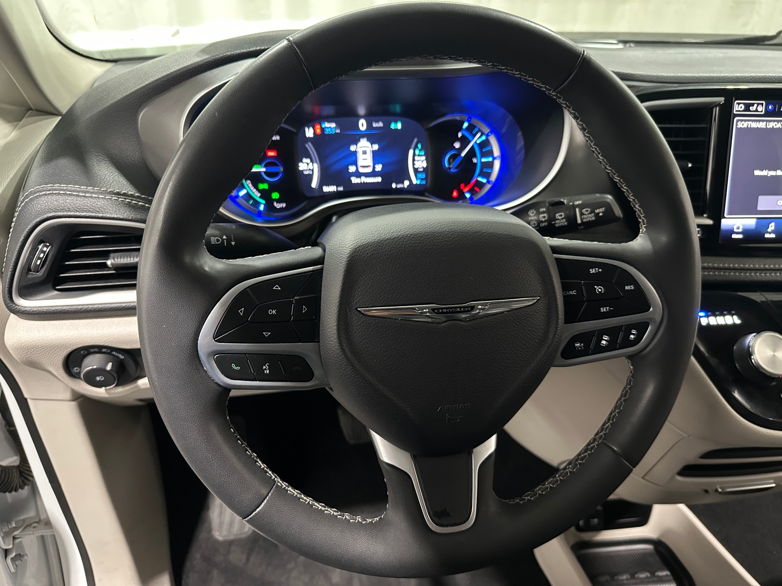 Thumbnail: 2023 Chrysler Pacifica - 4
