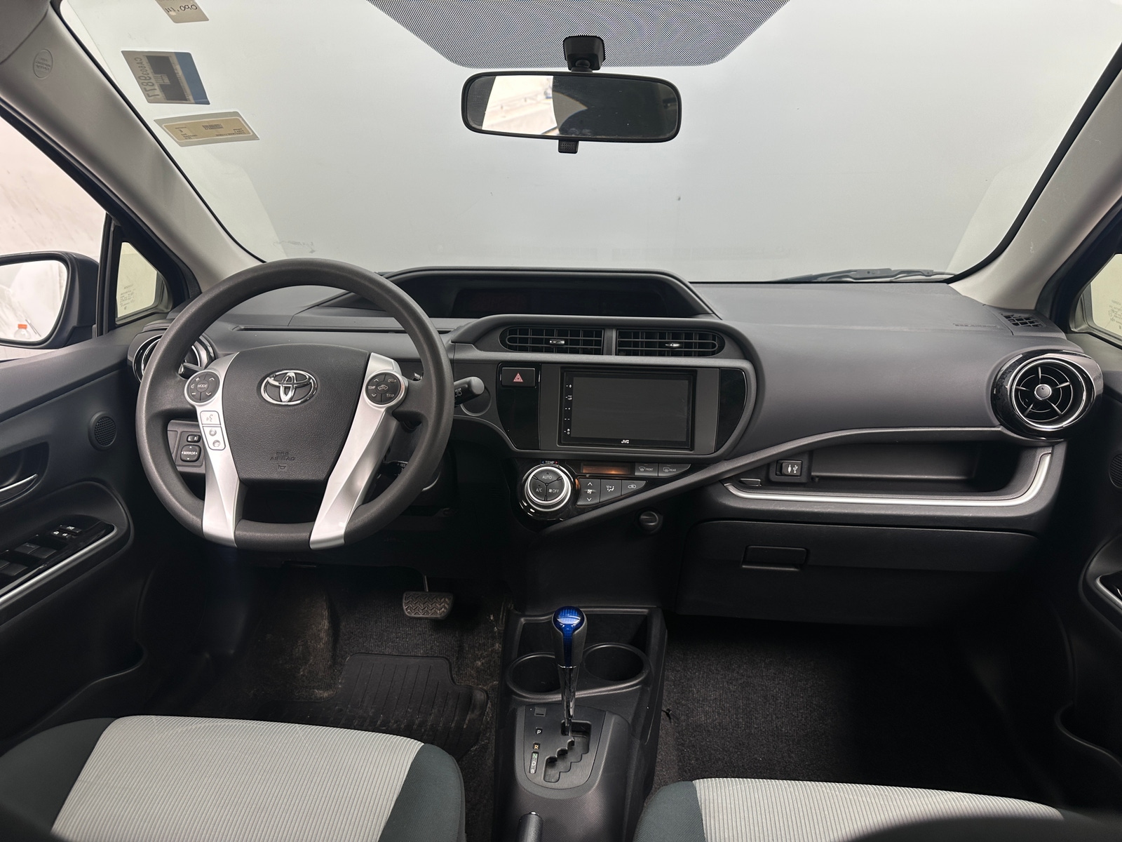 Thumbnail: 2015 Toyota Prius c - 3