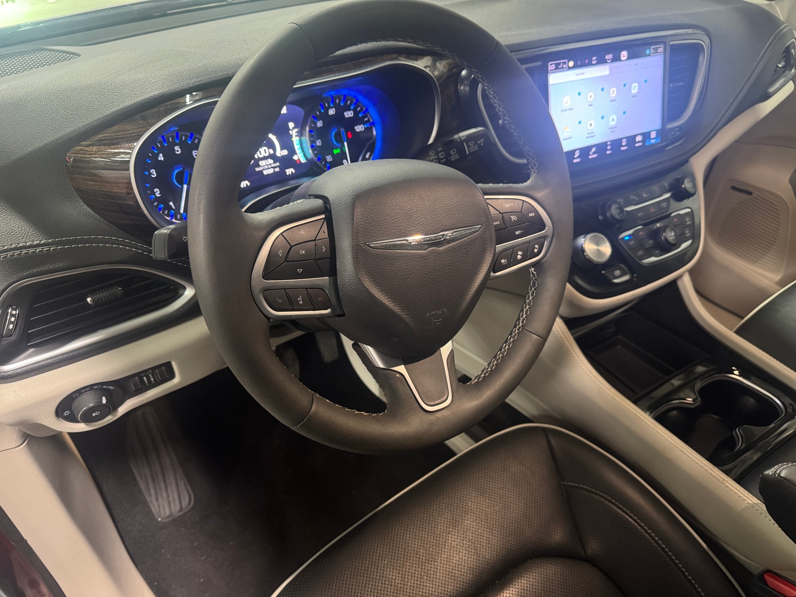 Thumbnail: 2022 Chrysler Pacifica - 4