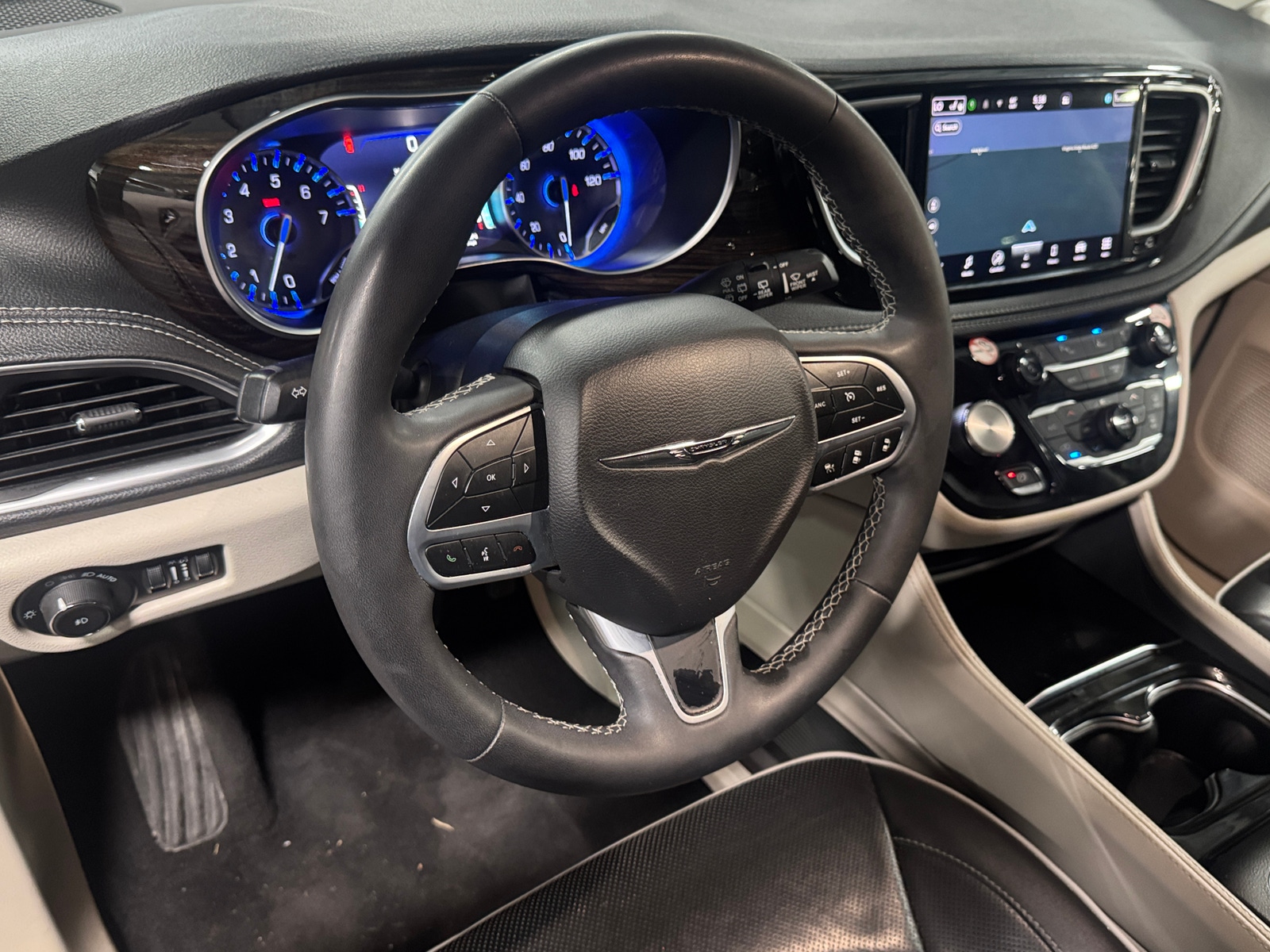 Thumbnail: 2023 Chrysler Pacifica - 4