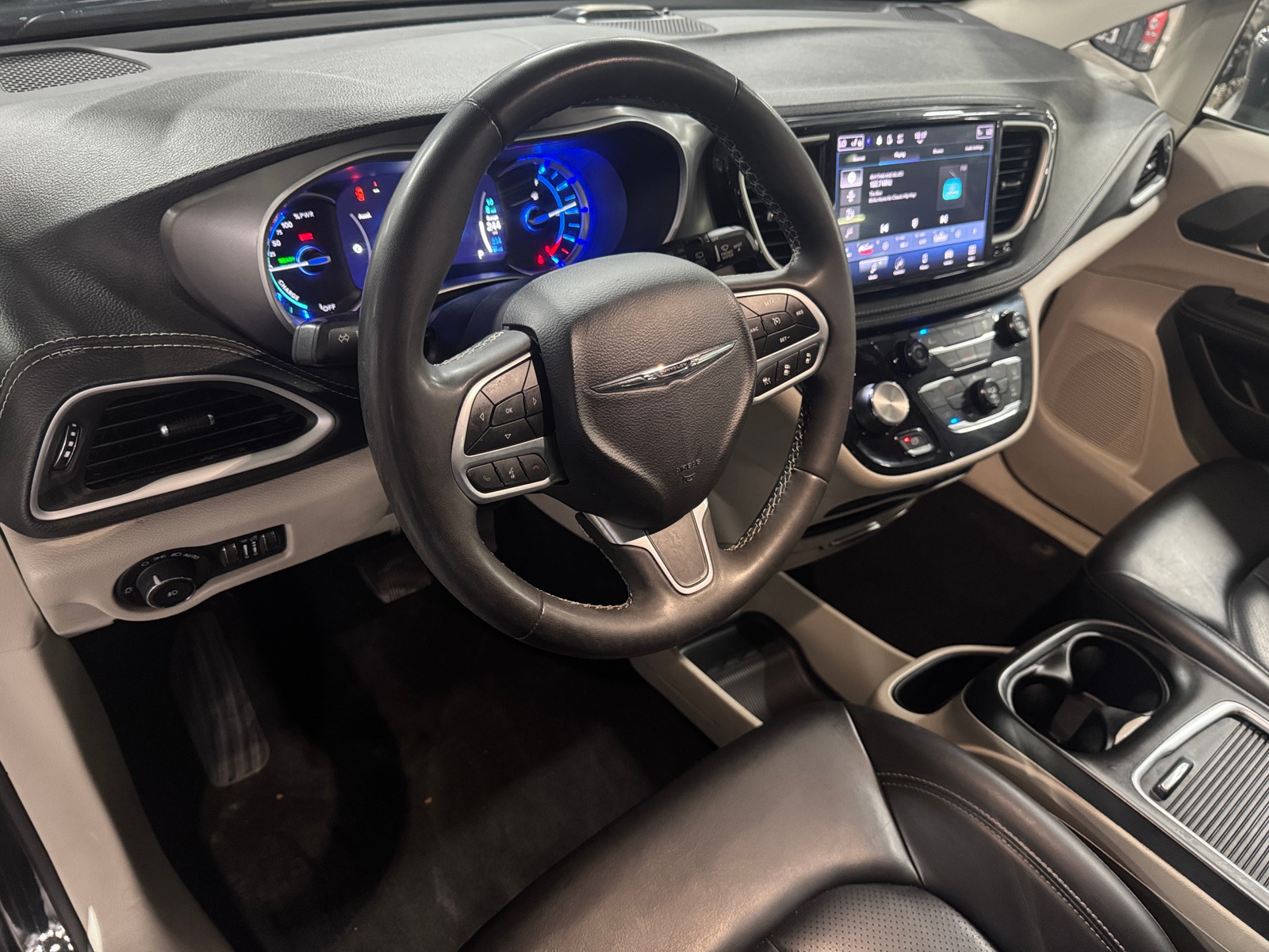 Thumbnail: 2023 Chrysler Pacifica - 4