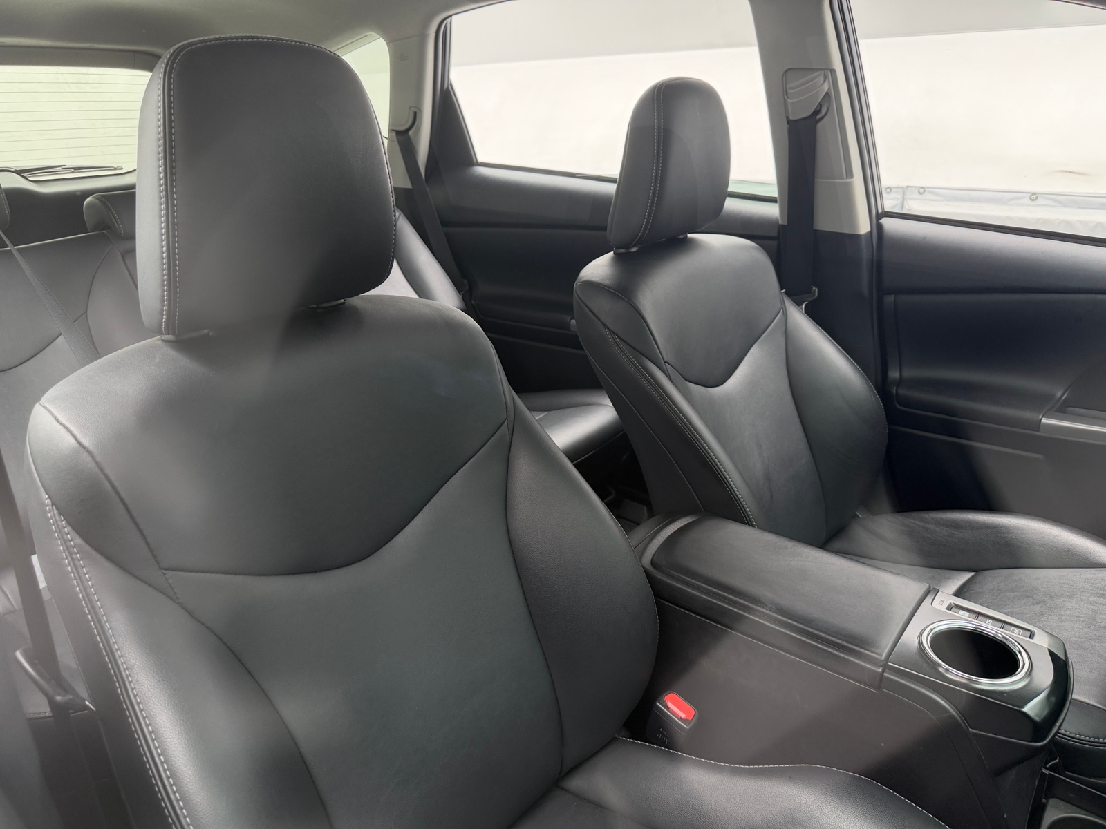 Thumbnail: 2015 Toyota Prius v - 2