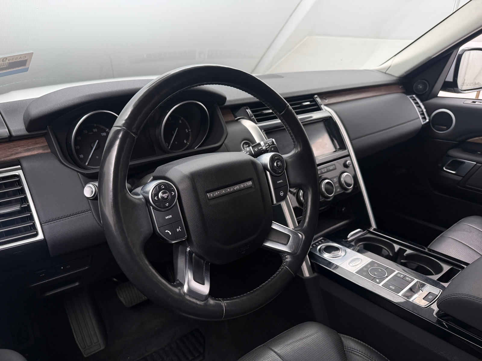 Thumbnail: 2017 Land Rover Discovery - 4