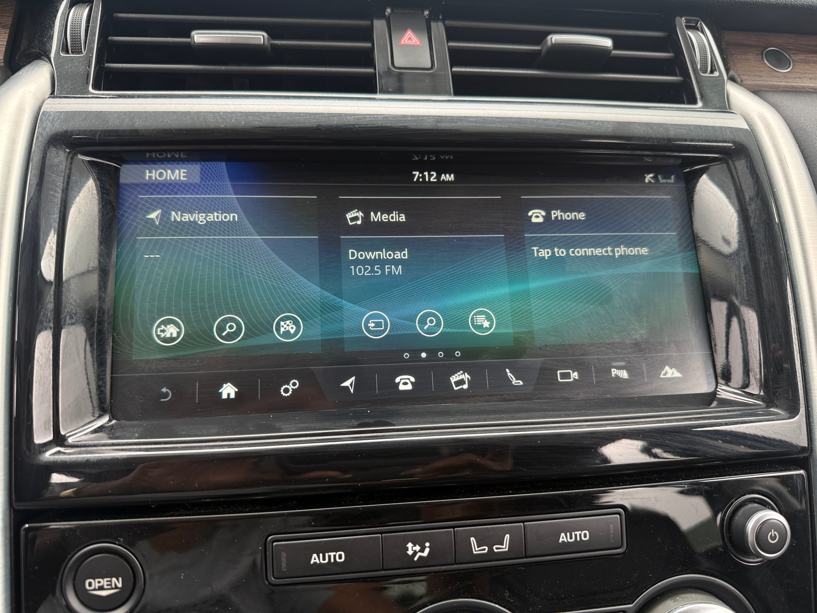 Thumbnail: 2017 Land Rover Discovery - 3