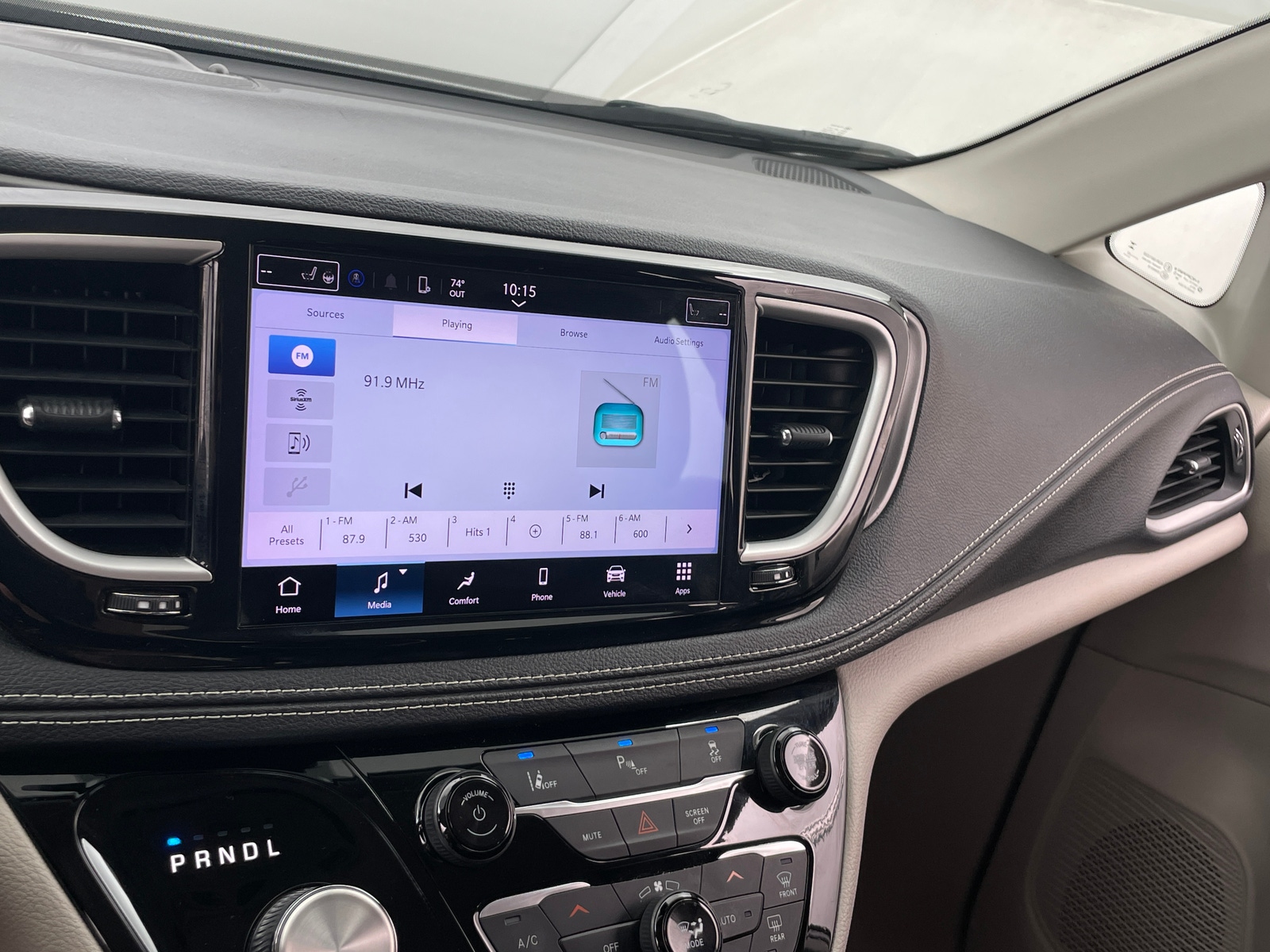 Thumbnail: 2023 Chrysler Pacifica - 3