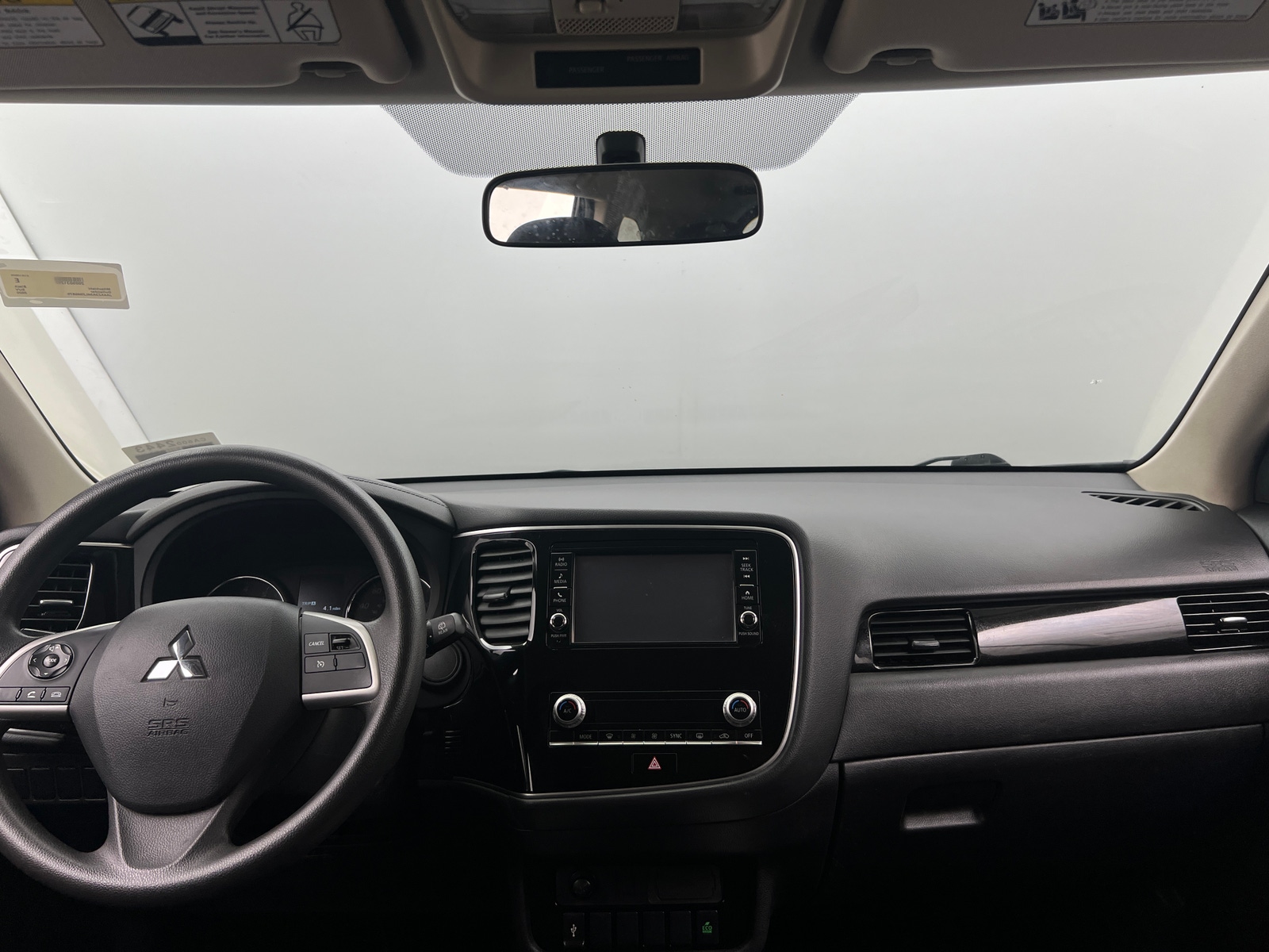 Thumbnail: 2020 Mitsubishi Outlander - 3