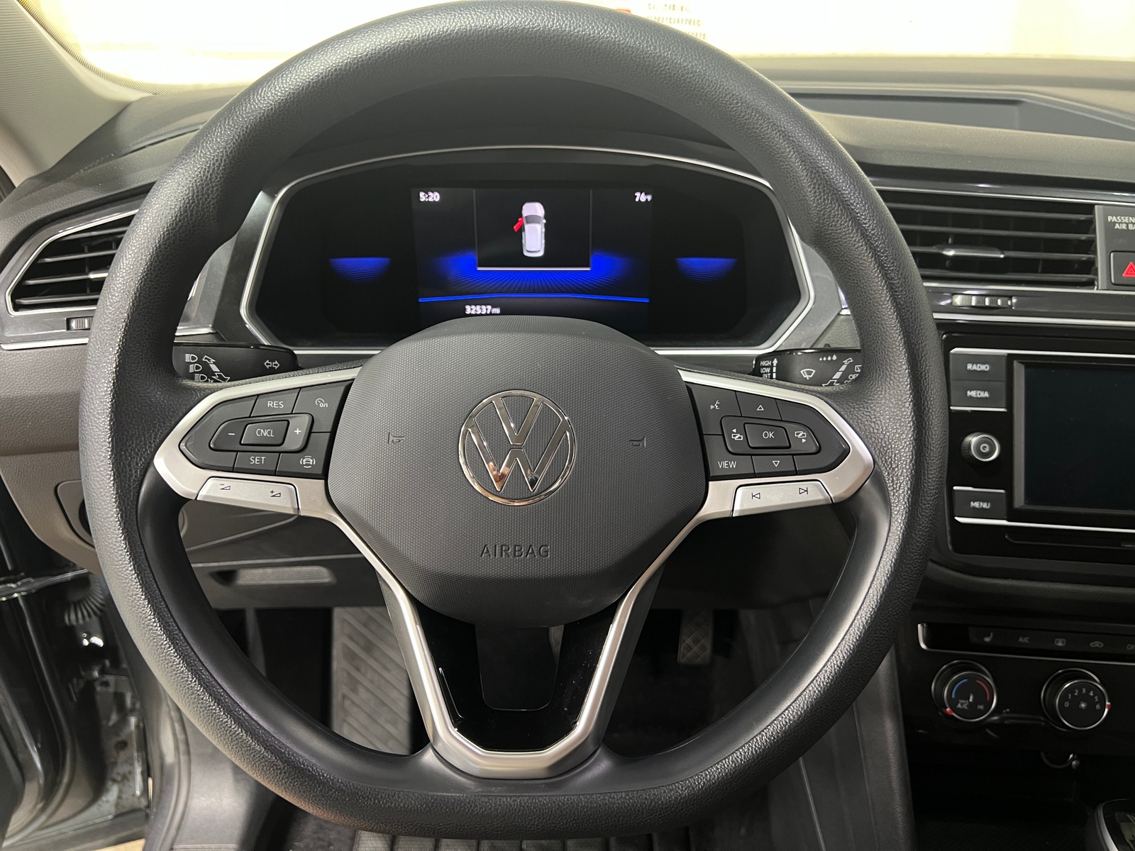 Thumbnail: 2022 Volkswagen Tiguan - 5