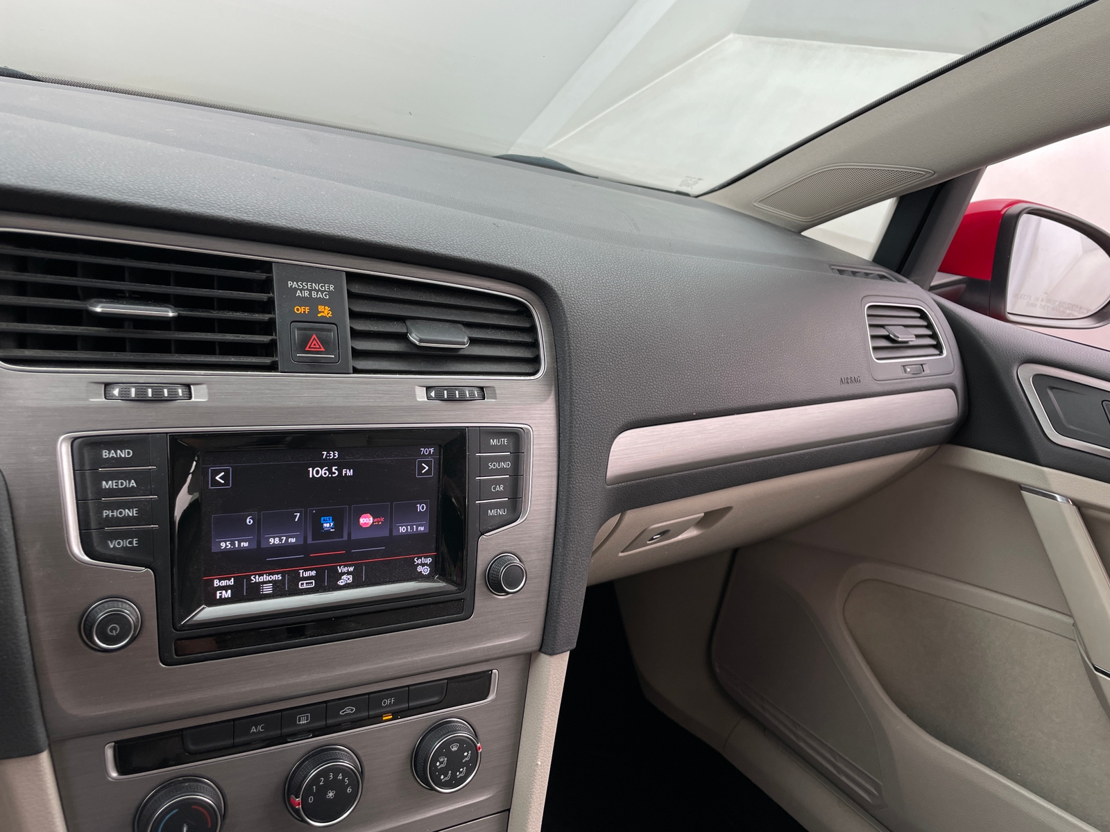 Thumbnail: 2015 Volkswagen e-Golf - 3
