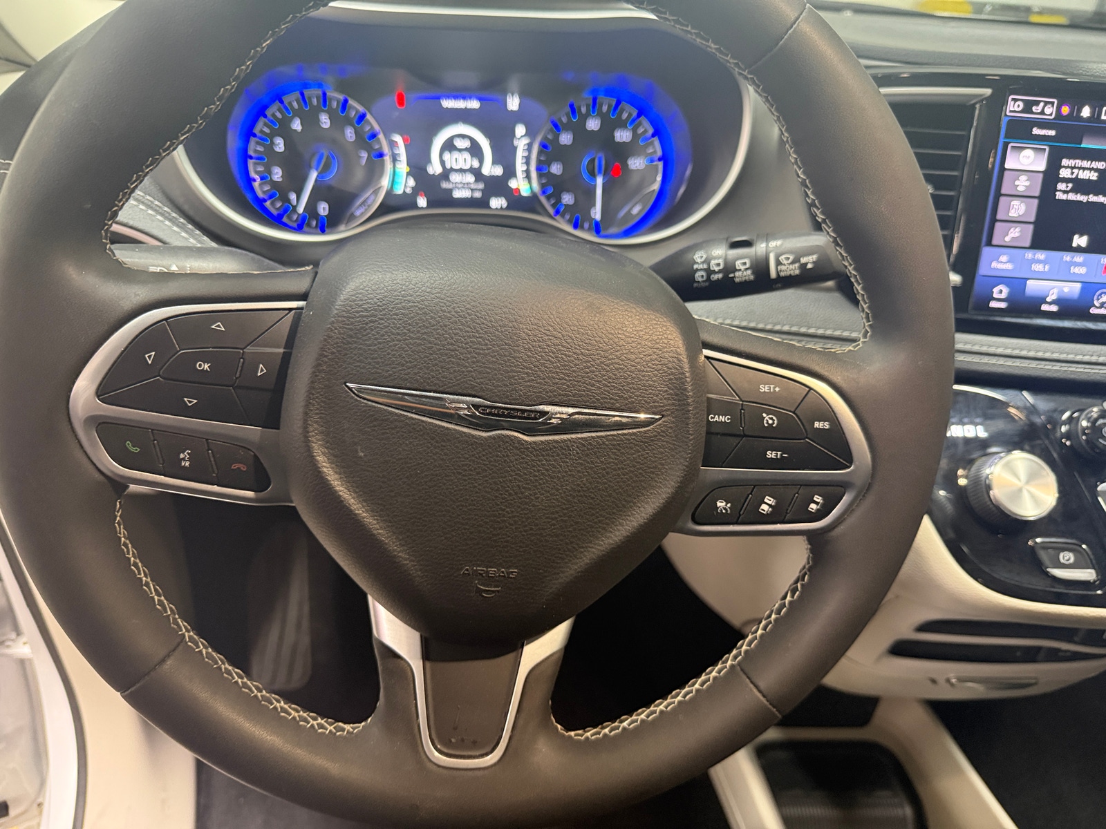 Thumbnail: 2022 Chrysler Pacifica - 4