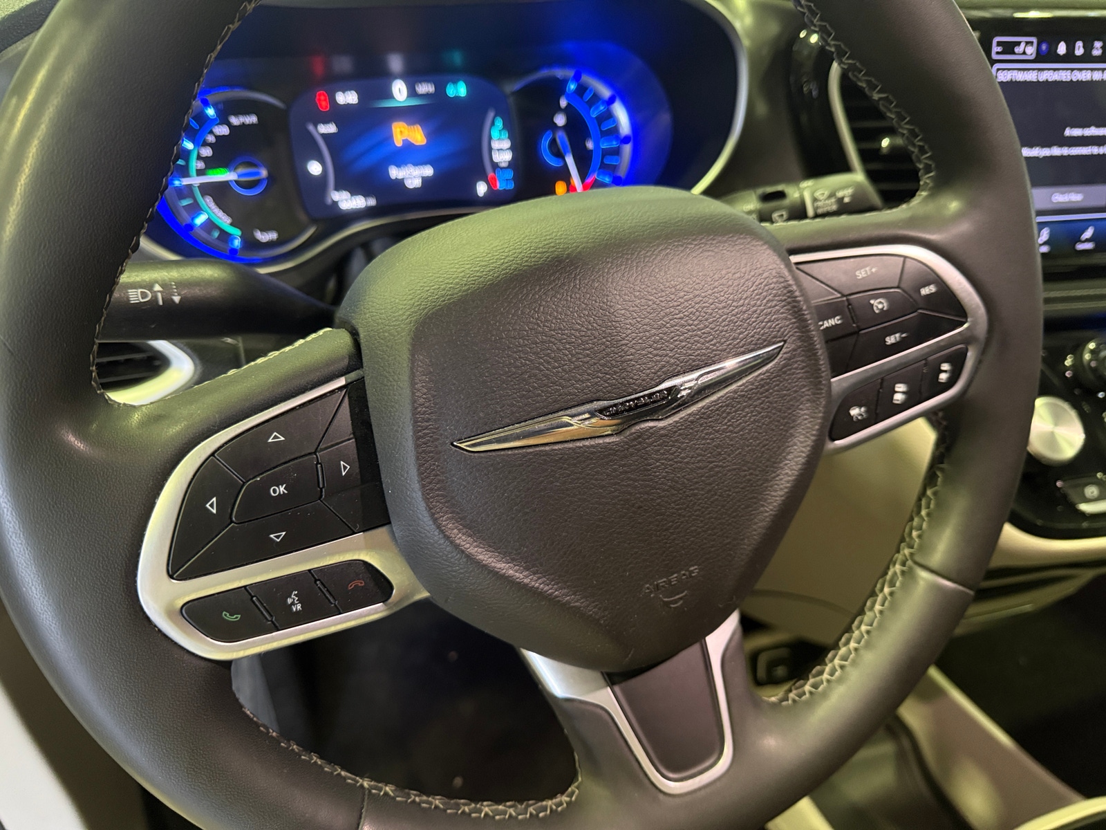 Thumbnail: 2023 Chrysler Pacifica - 4