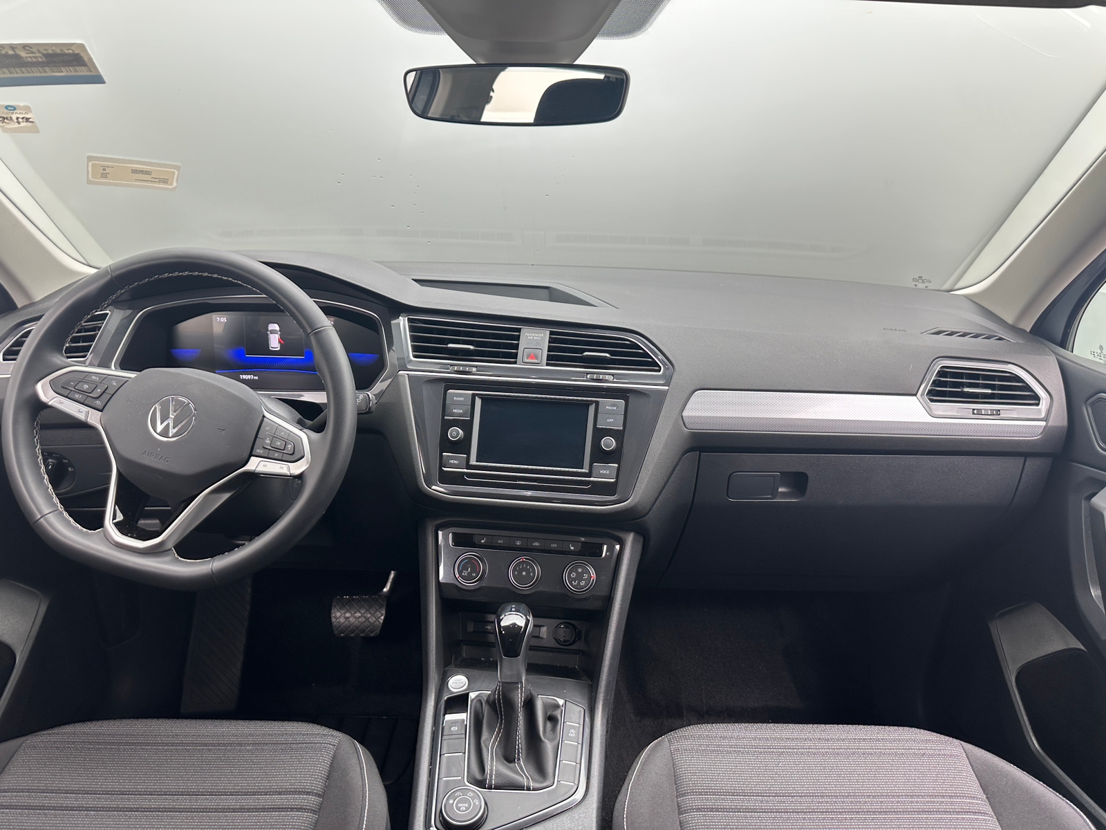 Thumbnail: 2023 Volkswagen Tiguan - 3