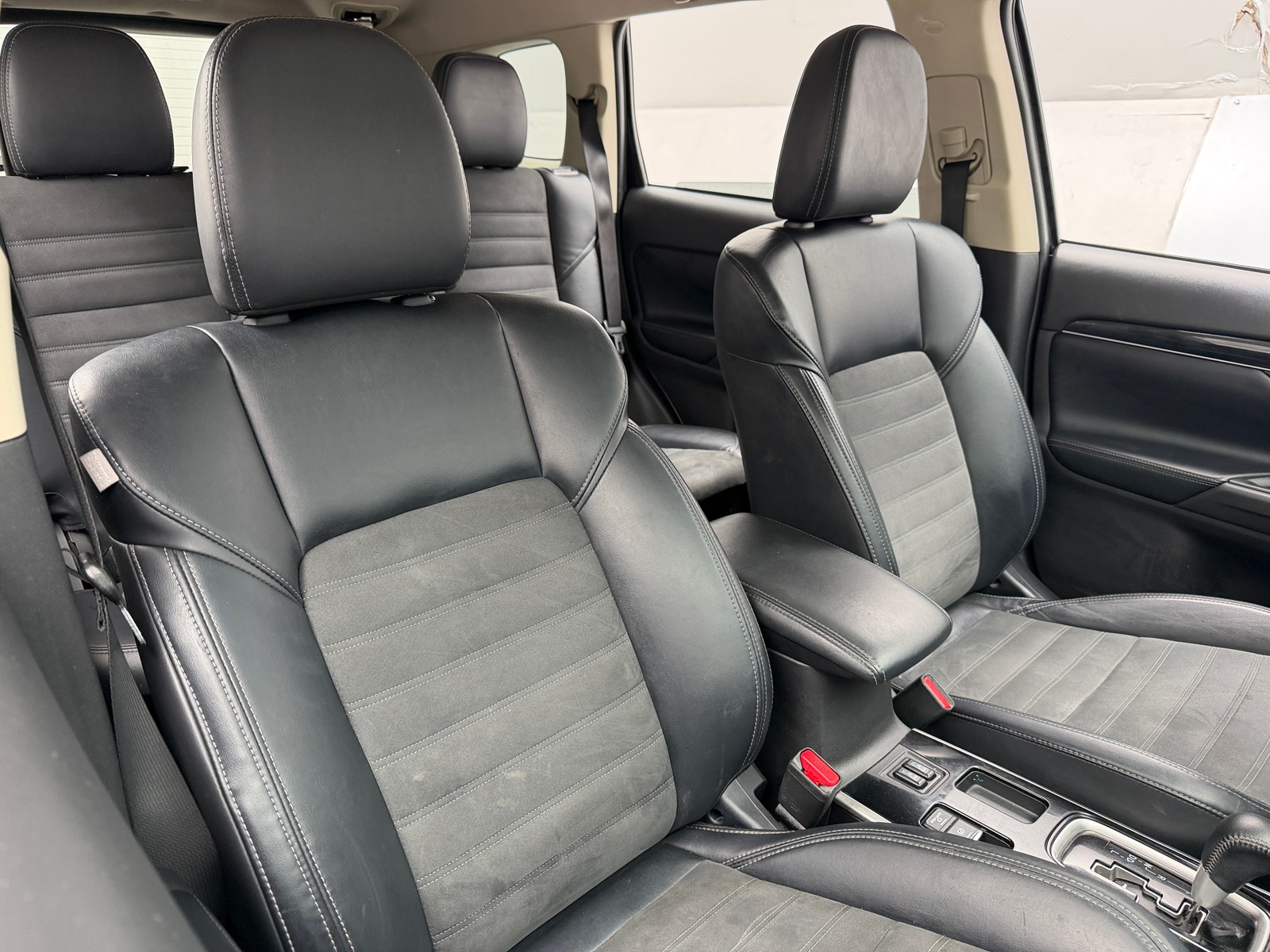 Thumbnail: 2020 Mitsubishi Outlander - 2