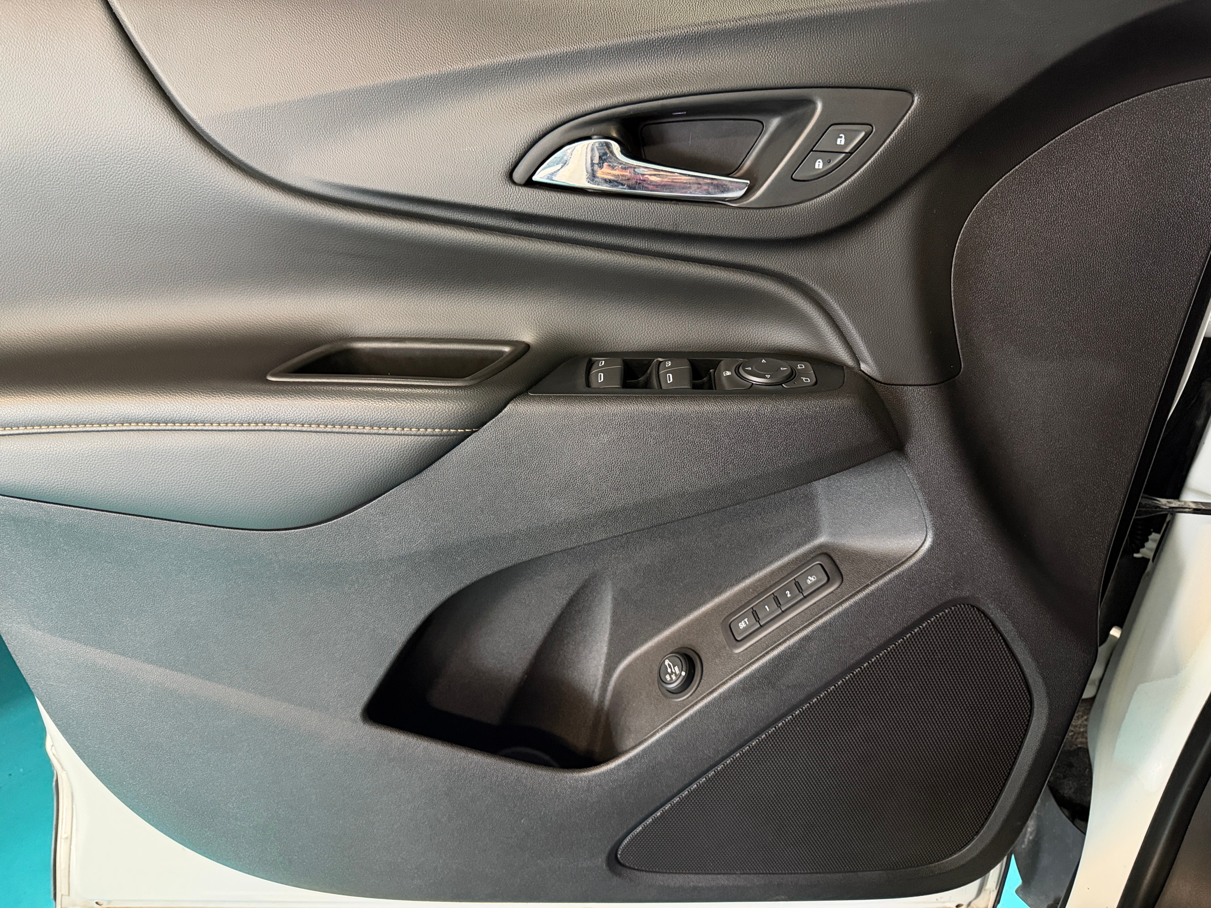 Used 2018 Chevrolet Equinox Premier with VIN 3GNAXVEV0JS600455 for sale in Pewaukee, WI