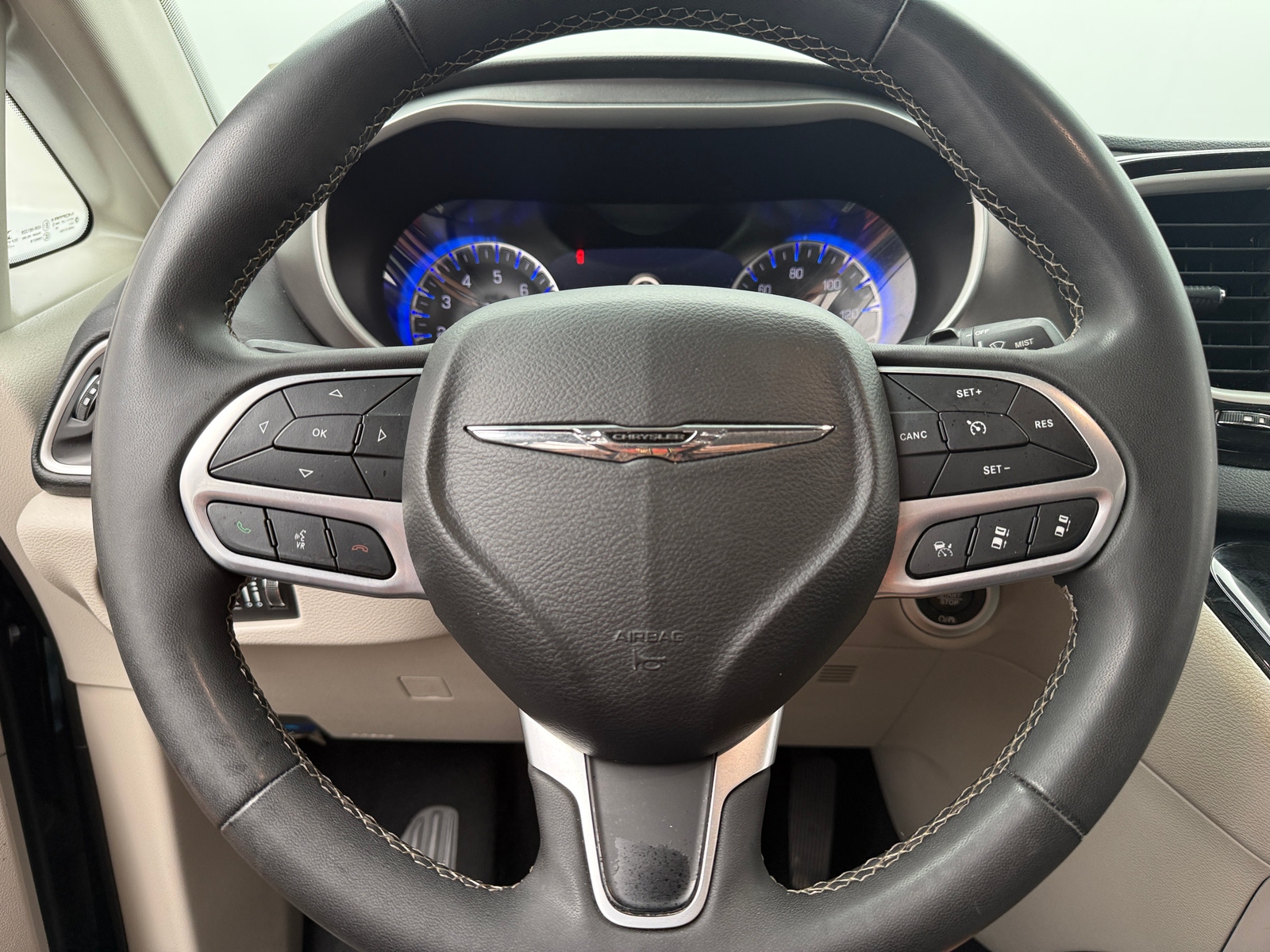 Thumbnail: 2022 Chrysler Pacifica - 4