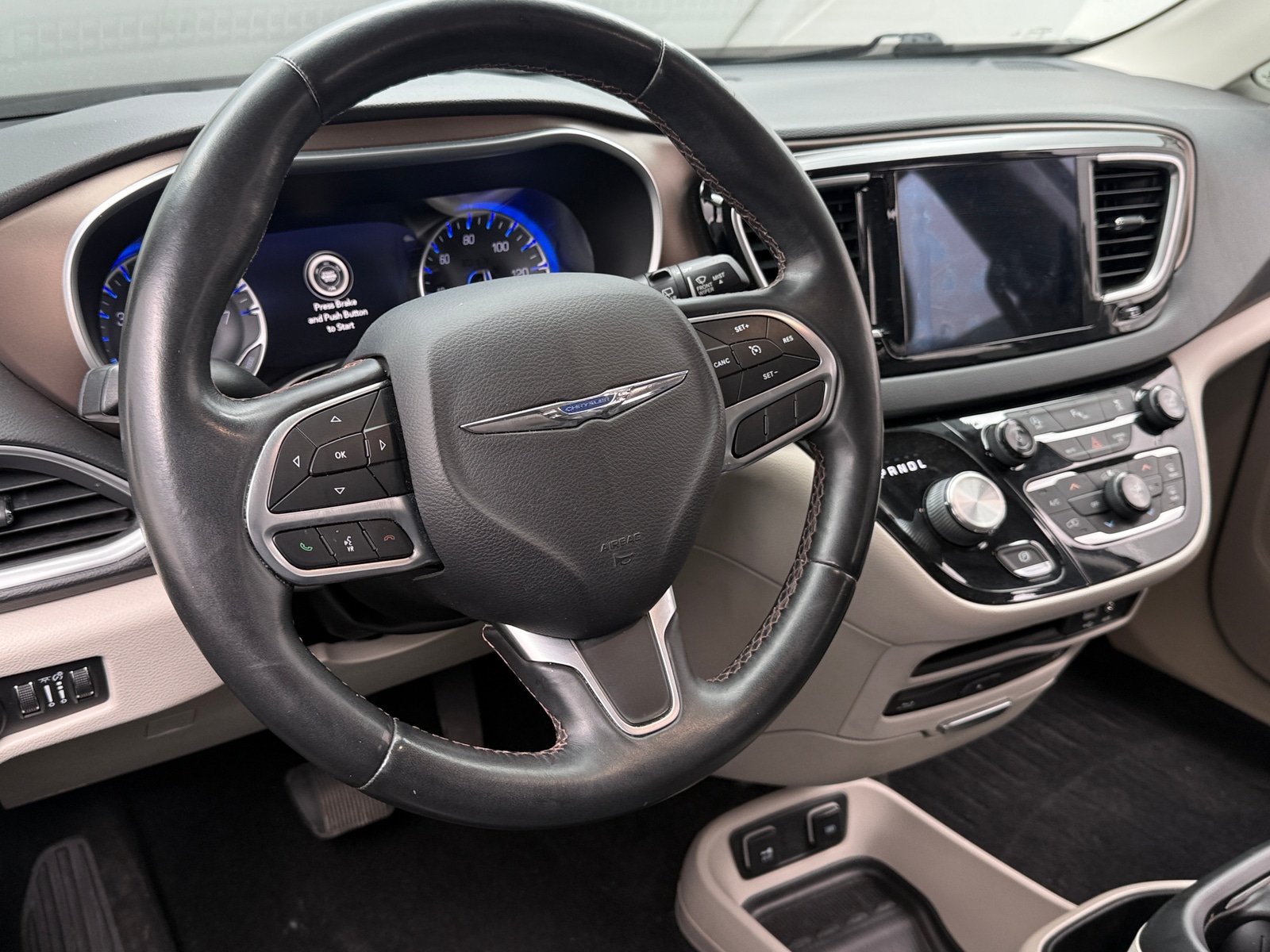 Thumbnail: 2018 Chrysler Pacifica - 4