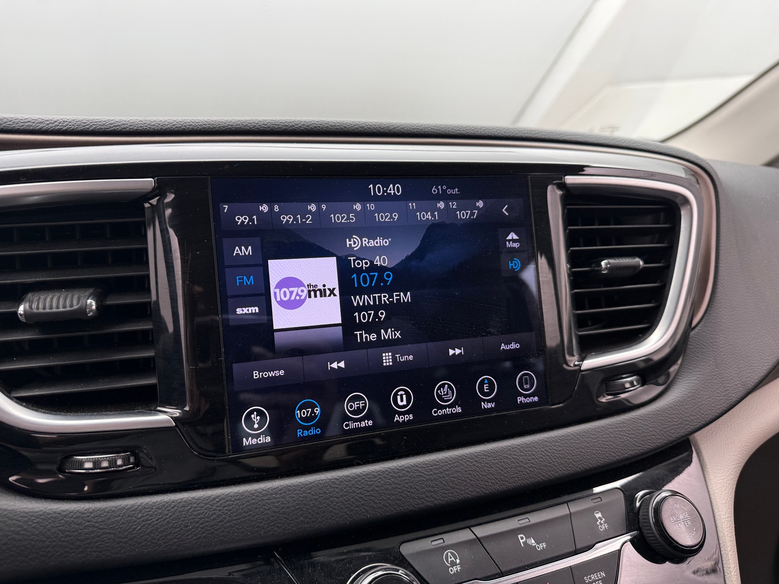 Thumbnail: 2018 Chrysler Pacifica - 3
