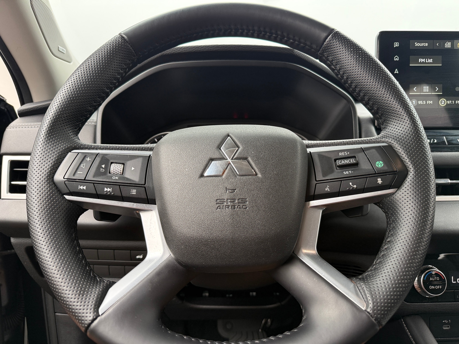 Thumbnail: 2025 Mitsubishi Outlander - 4
