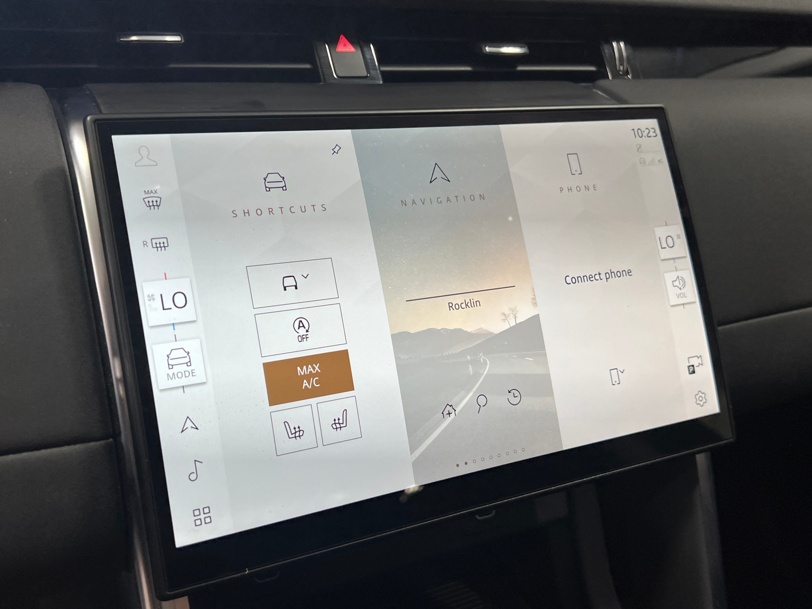 Thumbnail: 2024 Land Rover Discovery Sport - 3