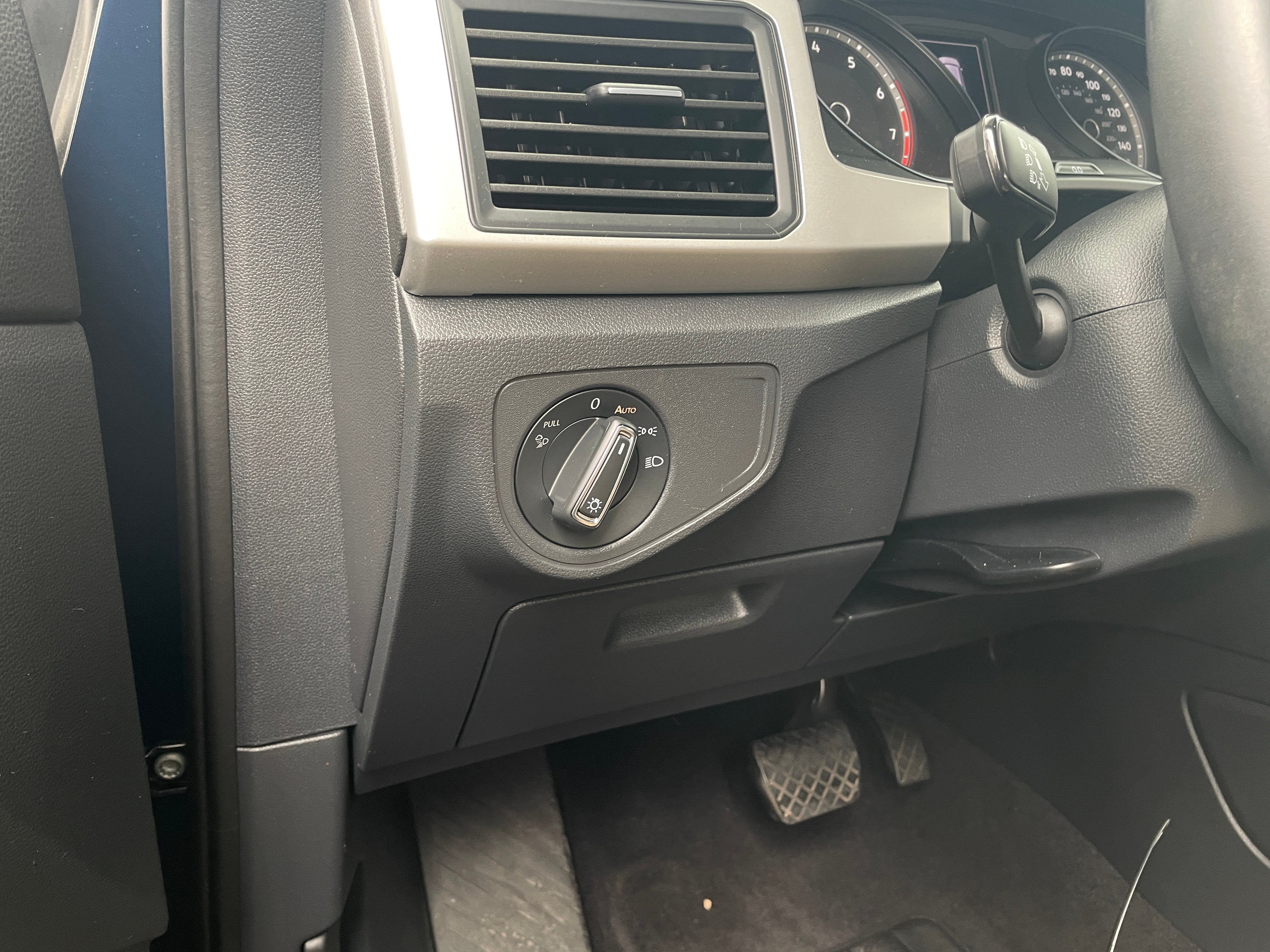 2021 Volkswagen Atlas Cross Sport SE - Photo 2