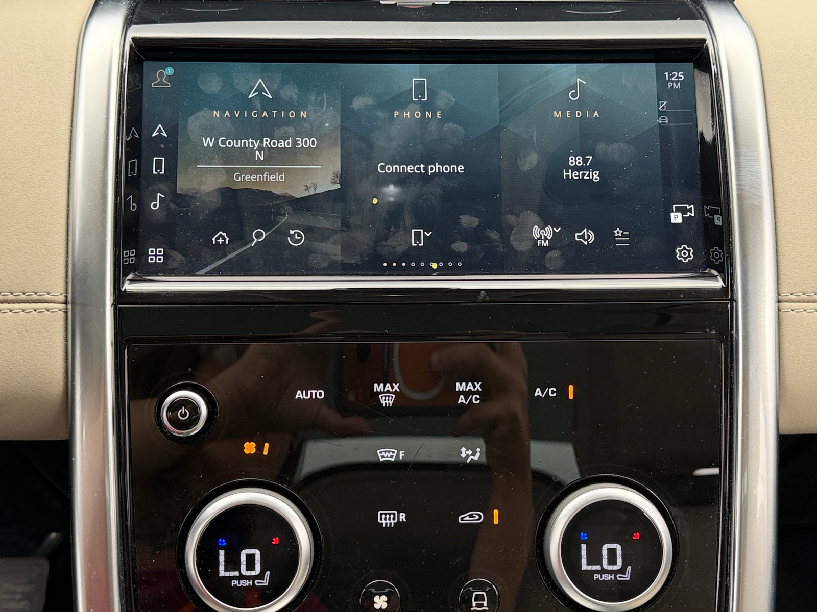Thumbnail: 2021 Land Rover Discovery Sport - 3