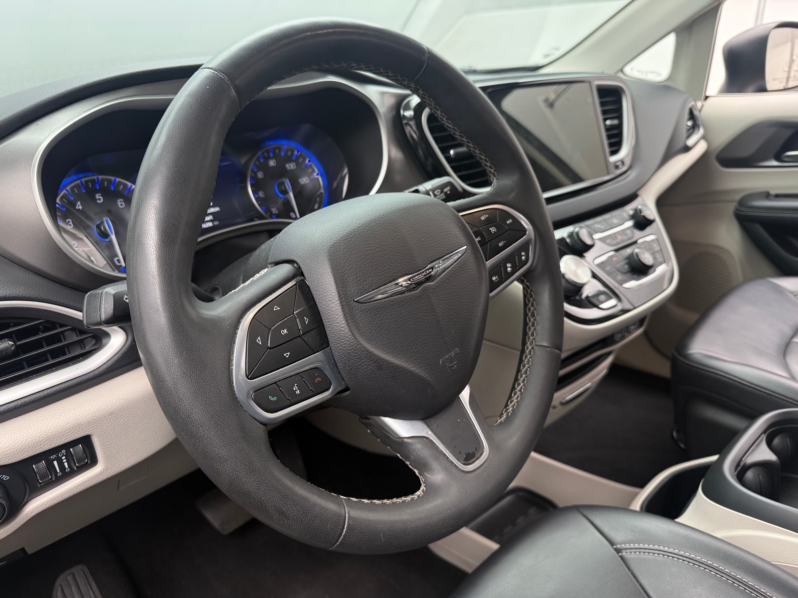 Thumbnail: 2023 Chrysler Pacifica - 4