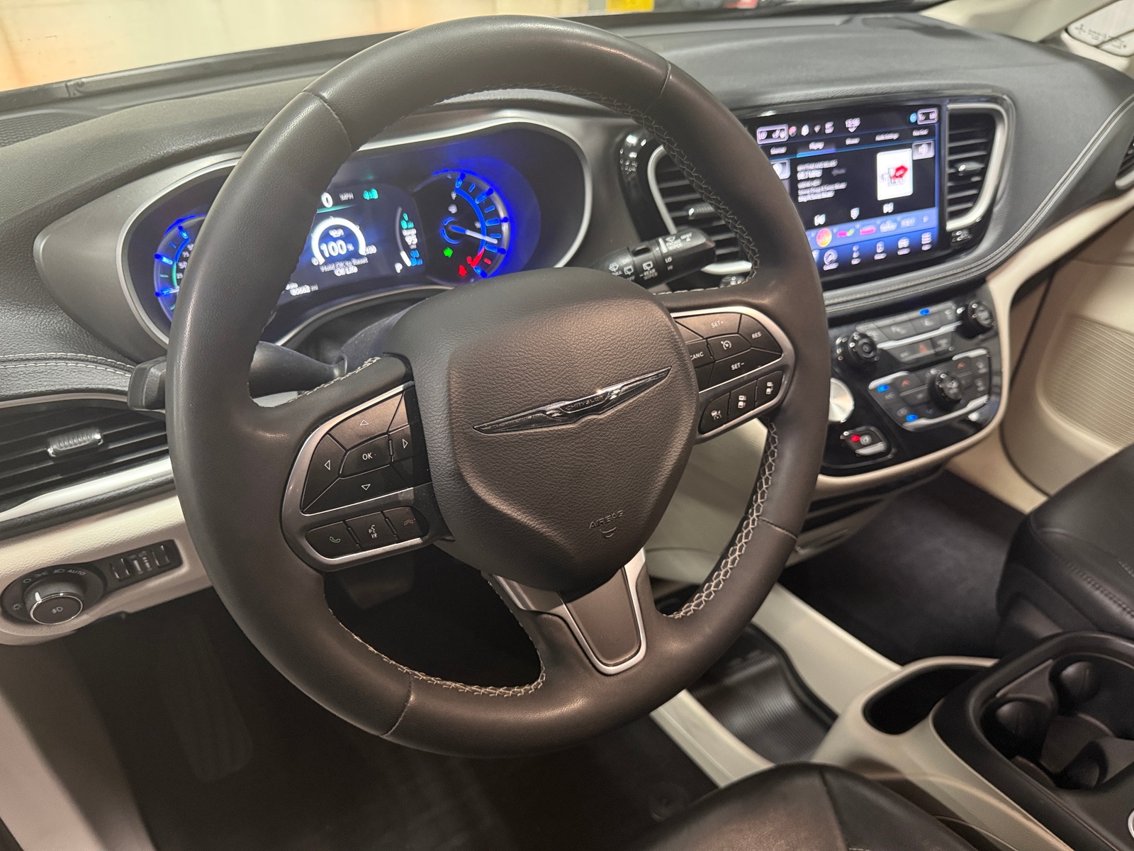 Thumbnail: 2022 Chrysler Pacifica - 4
