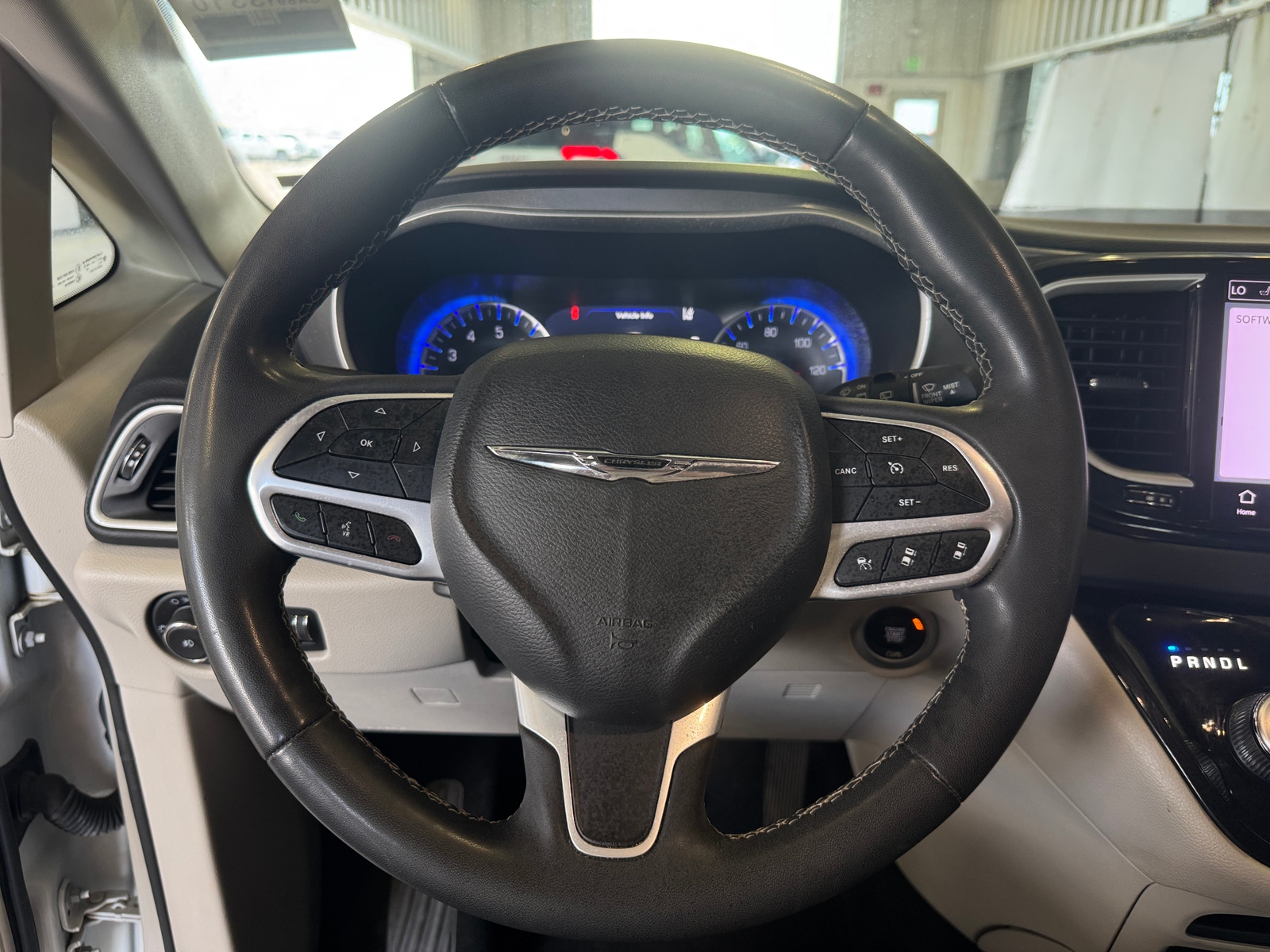 Thumbnail: 2022 Chrysler Pacifica - 4