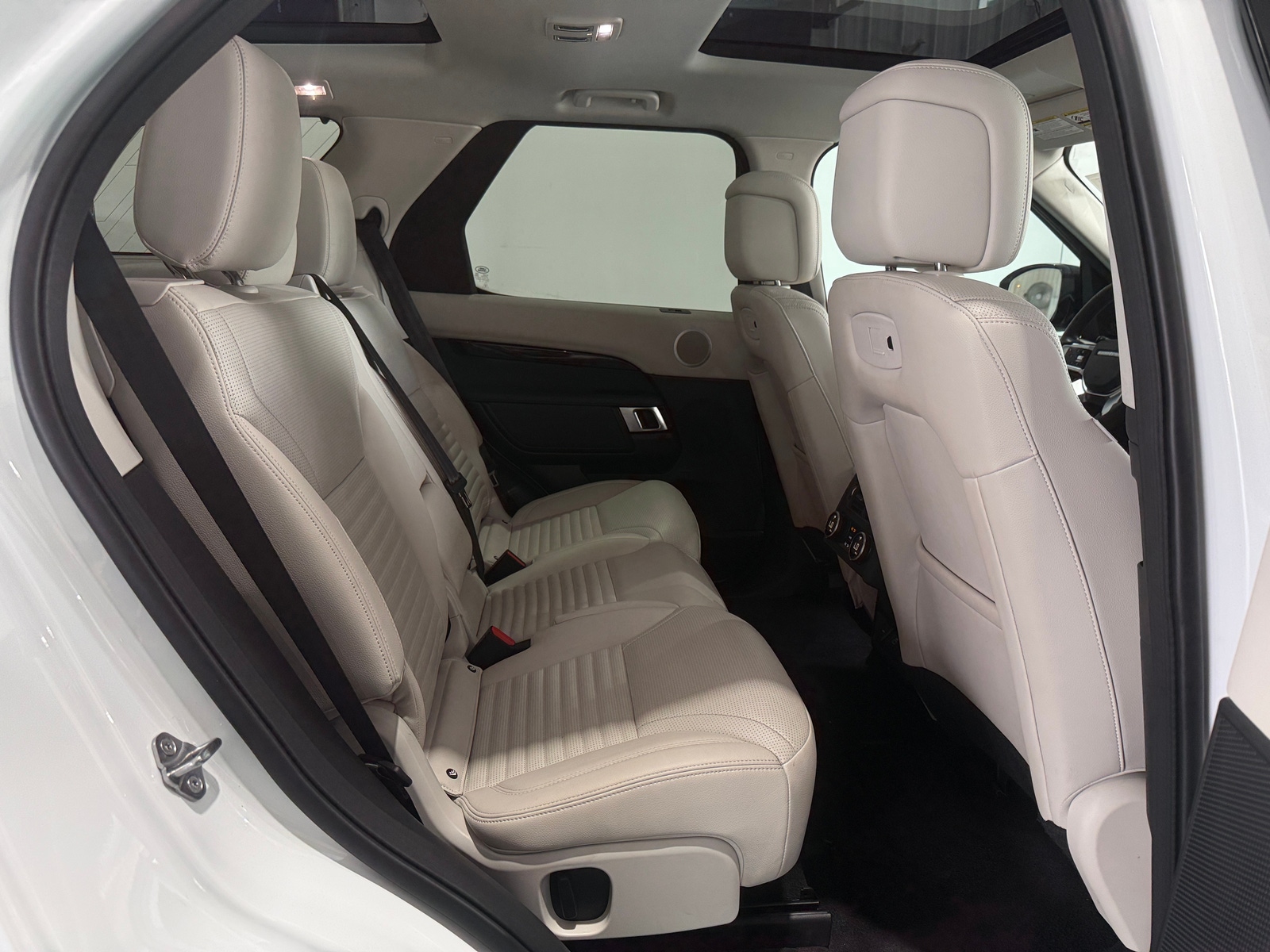 Thumbnail: 2025 Land Rover Discovery - 5