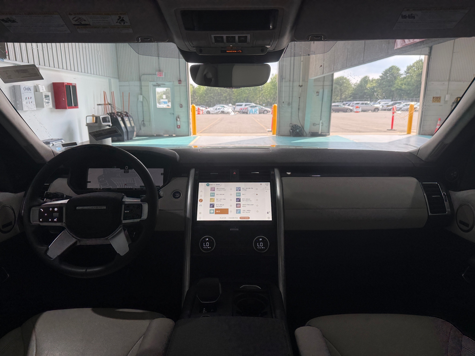 Thumbnail: 2025 Land Rover Discovery - 2