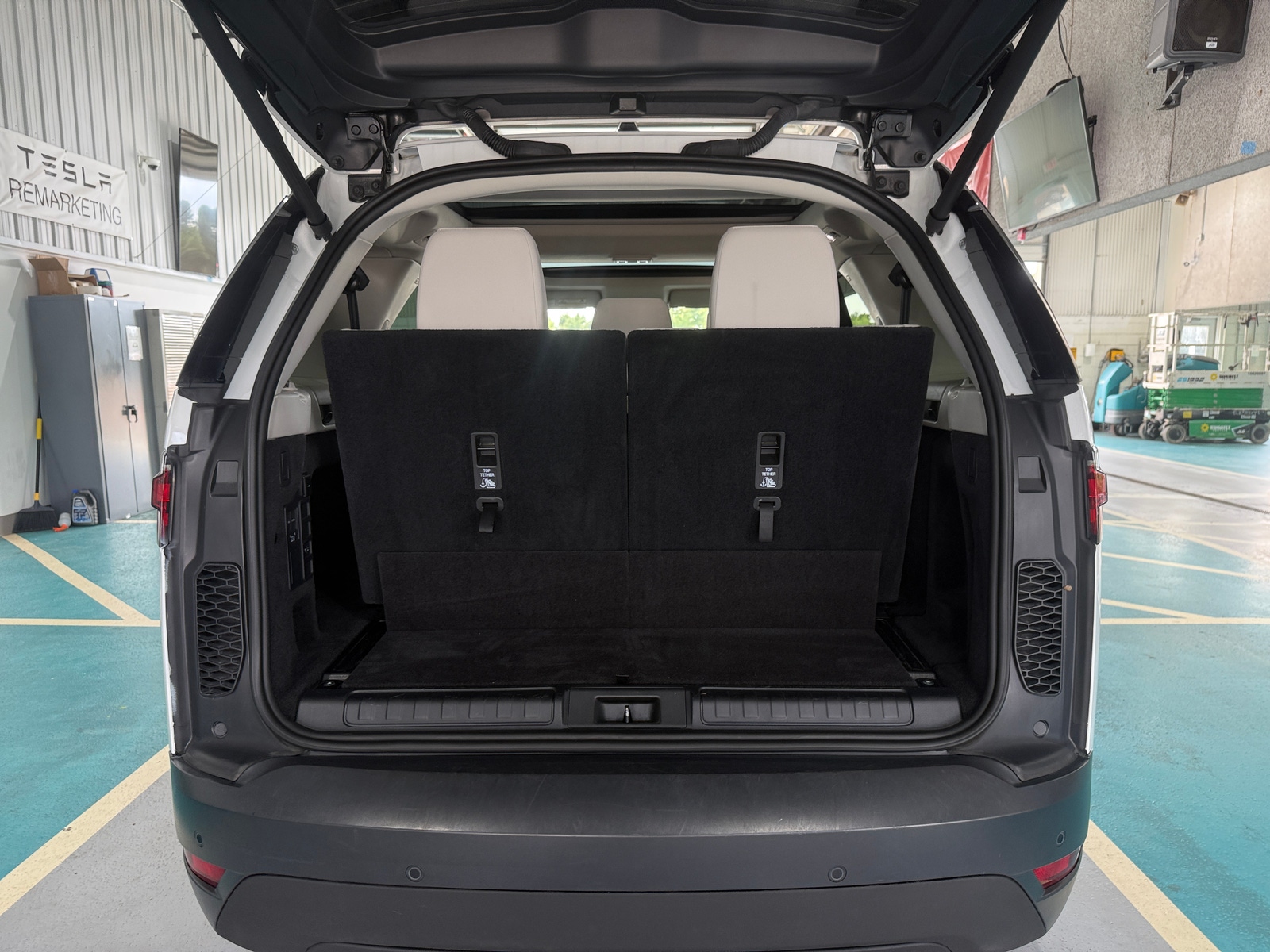 Thumbnail: 2025 Land Rover Discovery - 6
