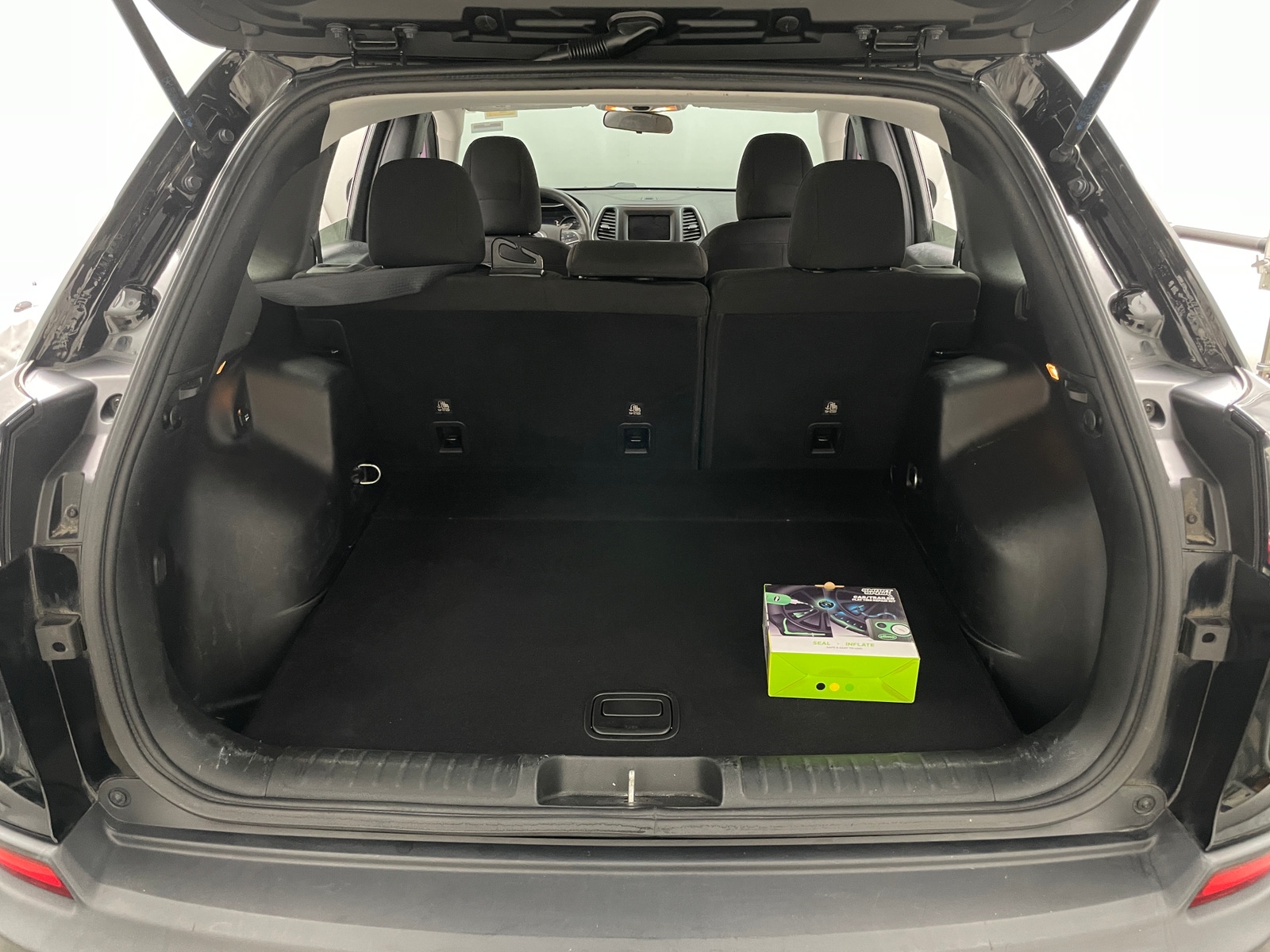 Thumbnail: 2019 Jeep Cherokee - 7