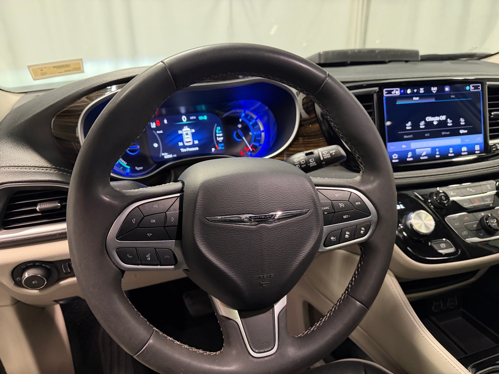 Thumbnail: 2023 Chrysler Pacifica - 4