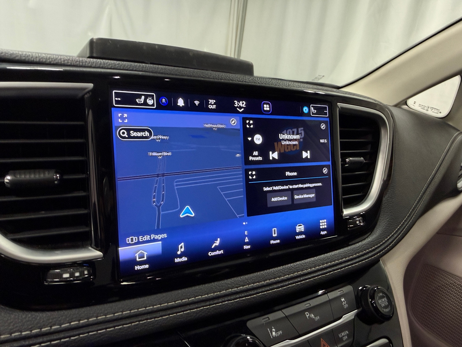 Thumbnail: 2023 Chrysler Pacifica - 3