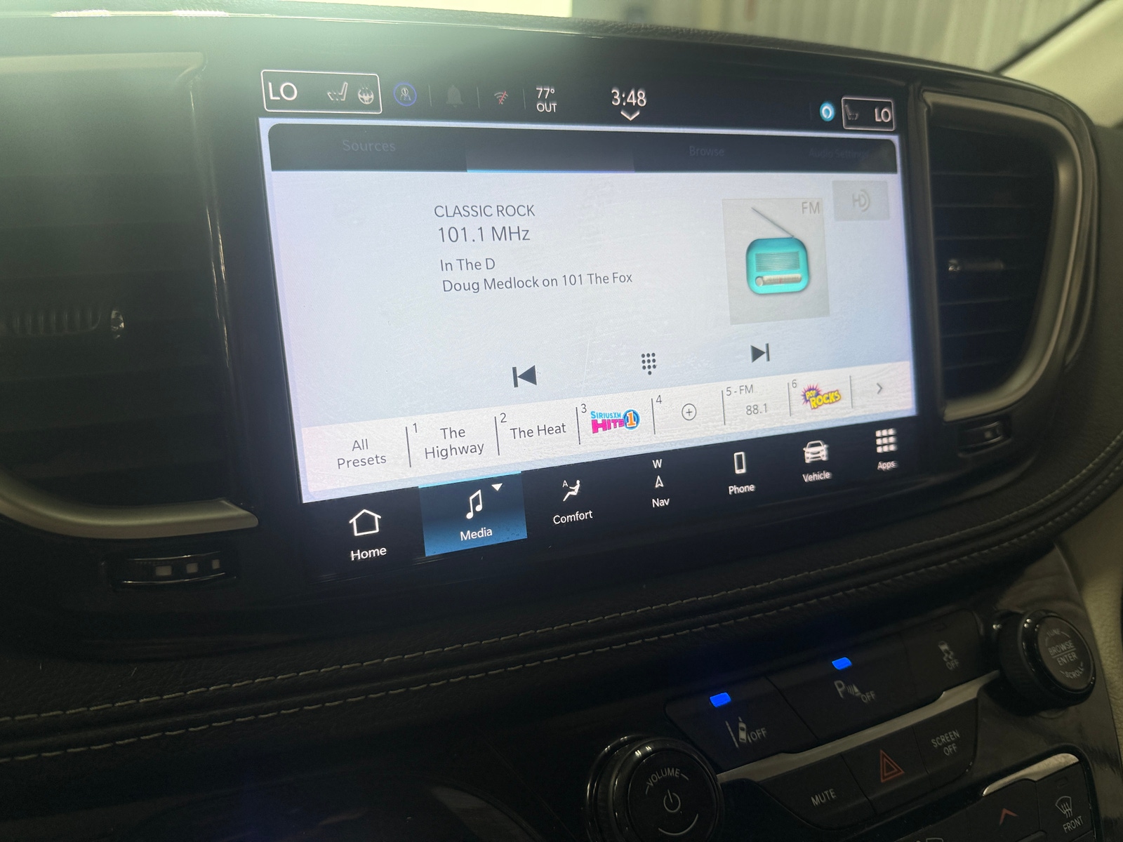 Thumbnail: 2024 Chrysler Pacifica - 3