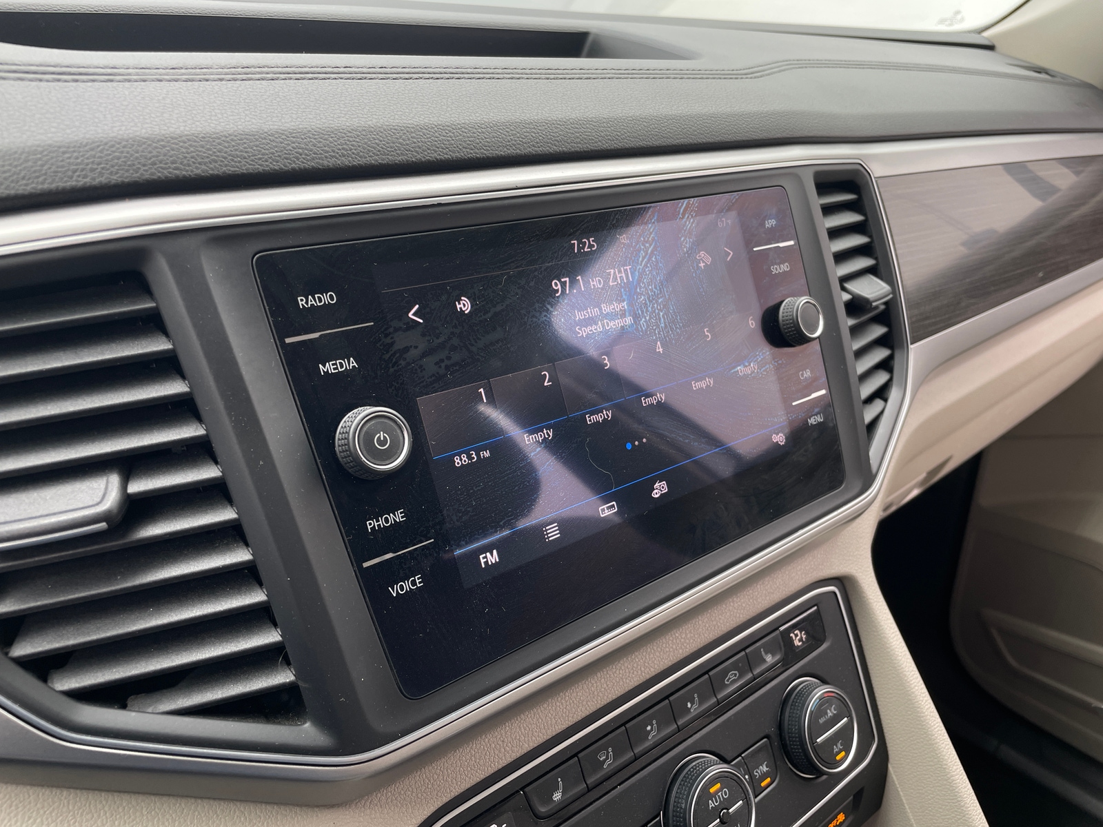 Thumbnail: 2018 Volkswagen Atlas - 3