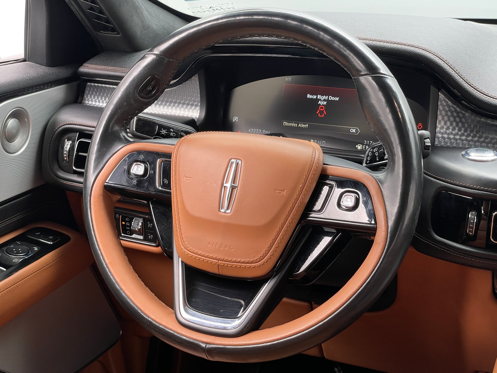 Thumbnail: 2023 Lincoln Aviator - 4