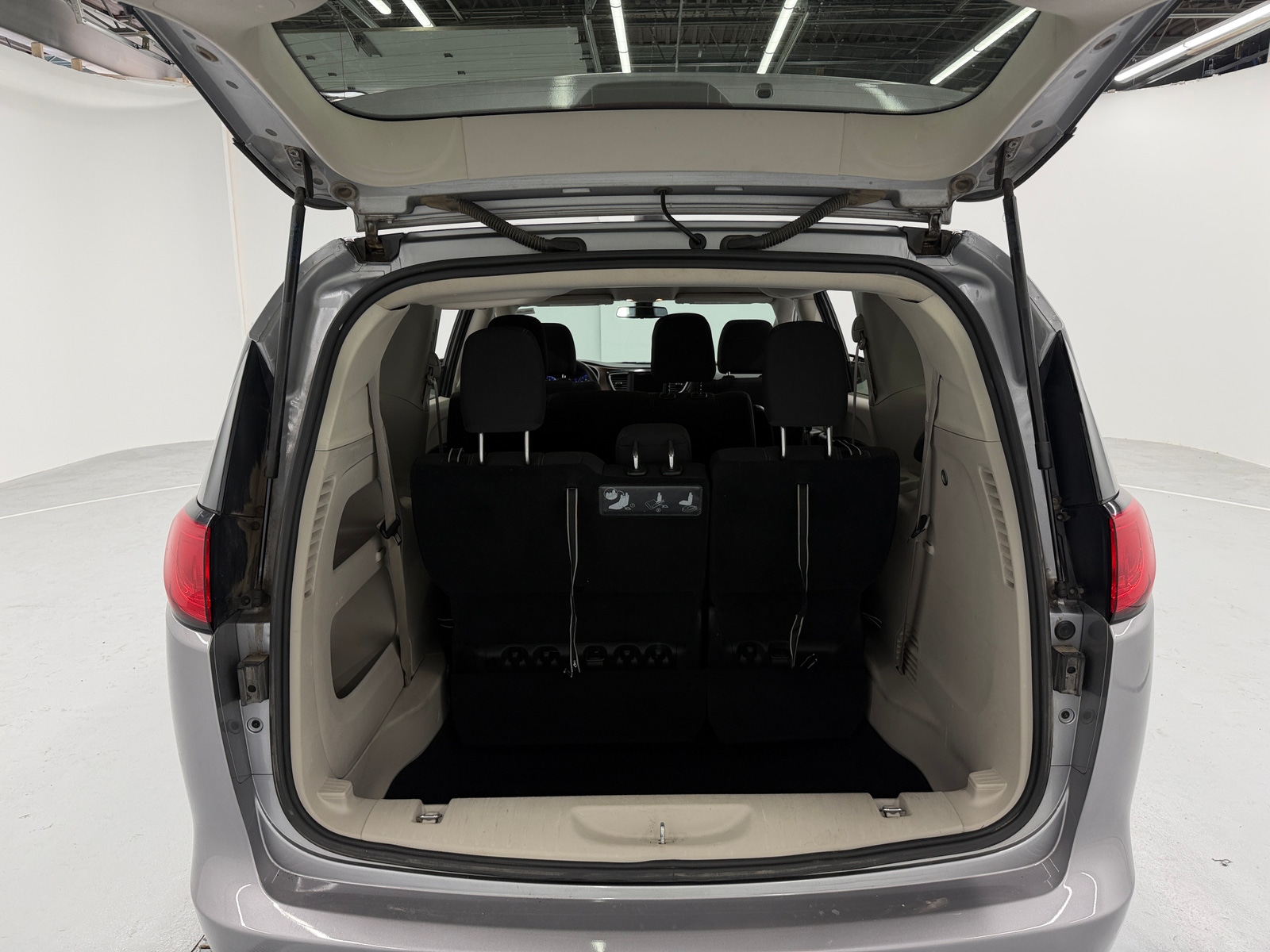 Thumbnail: 2021 Chrysler Voyager - 7