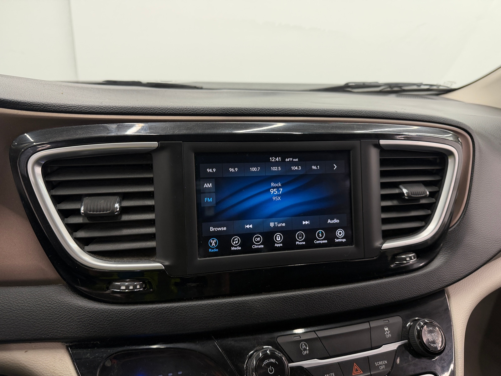 Thumbnail: 2021 Chrysler Voyager - 4