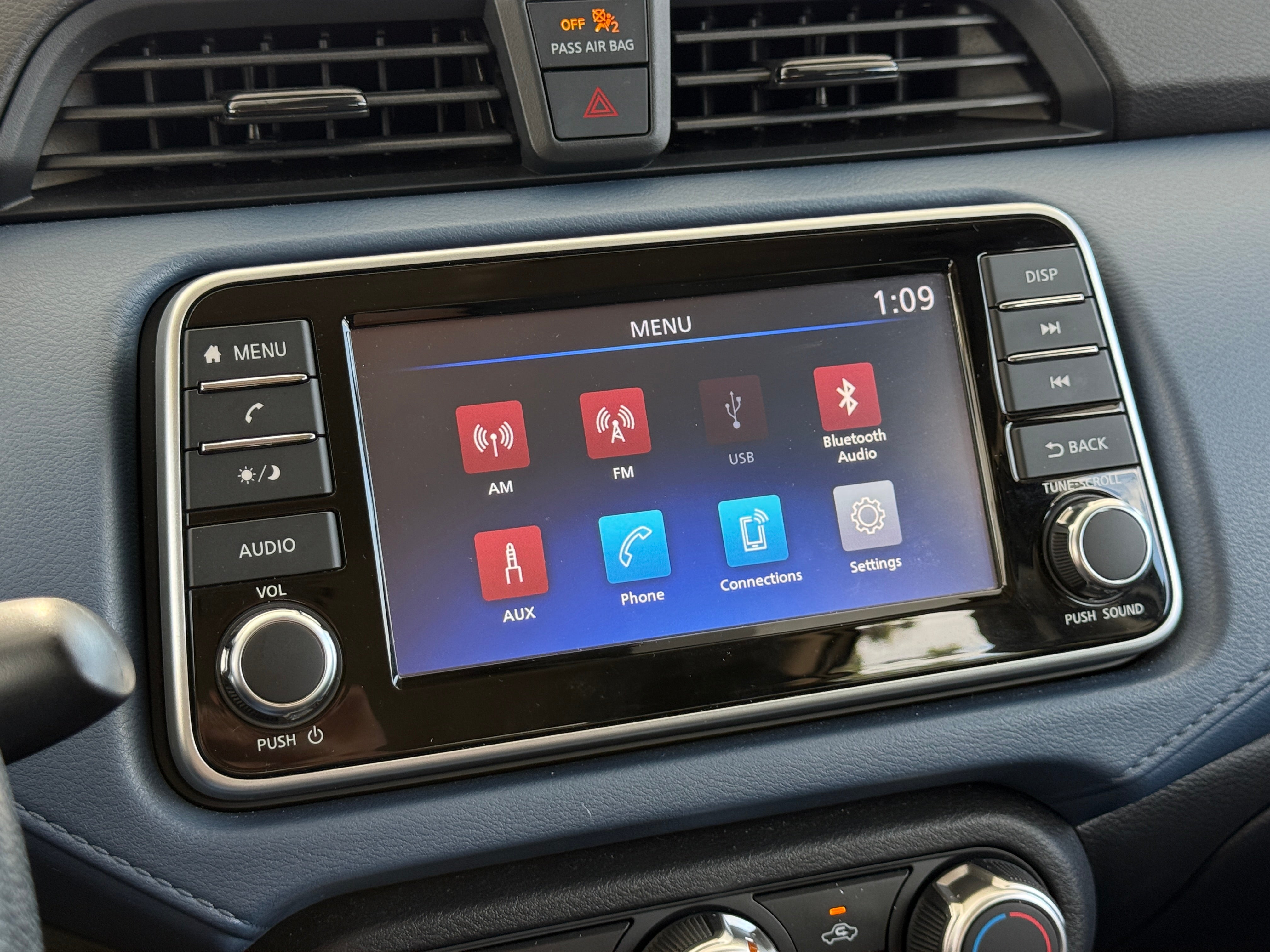 2025 Nissan Versa Sedan SV - Photo 4