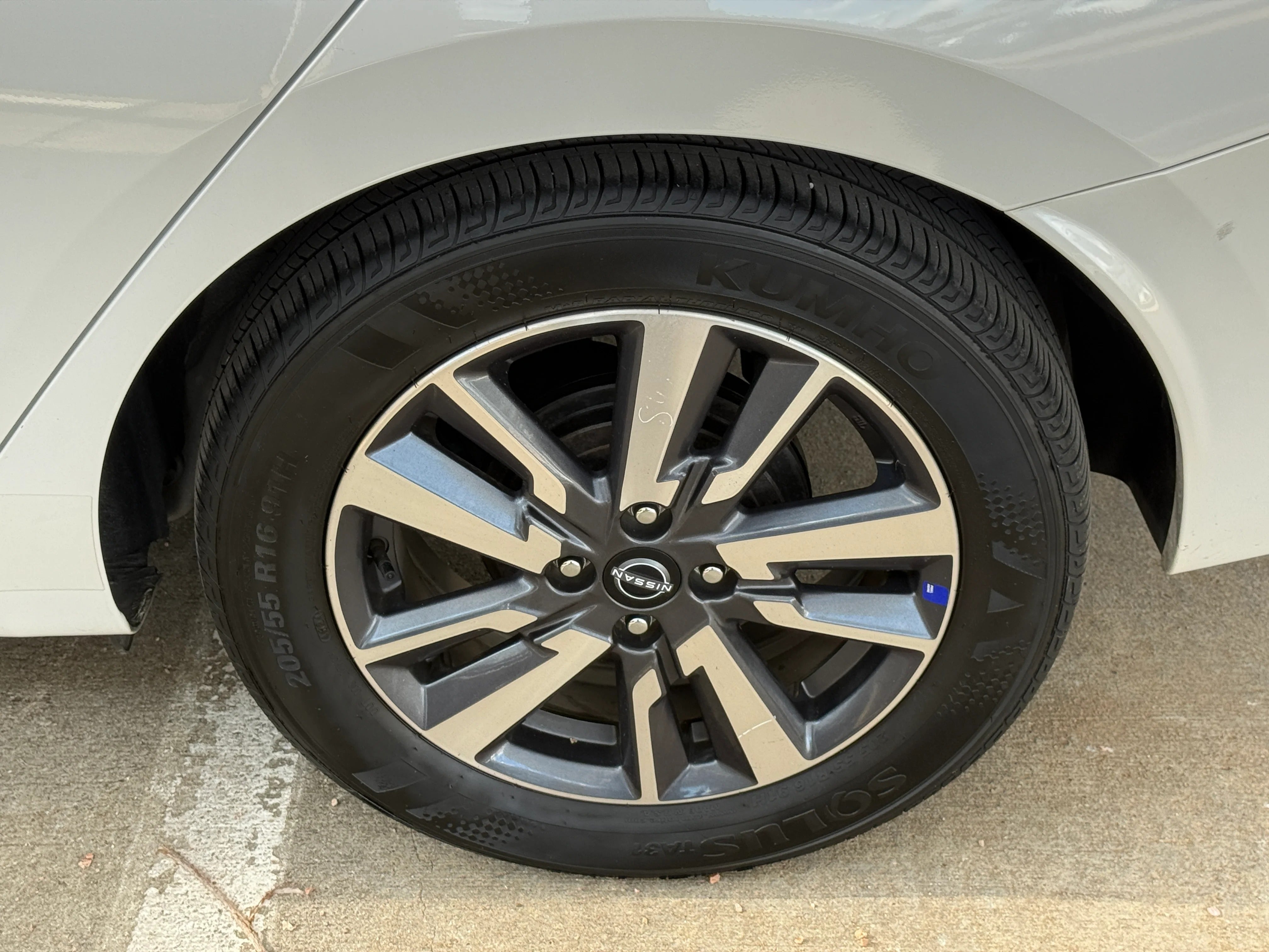 2025 Nissan Versa Sedan SV - Photo 14