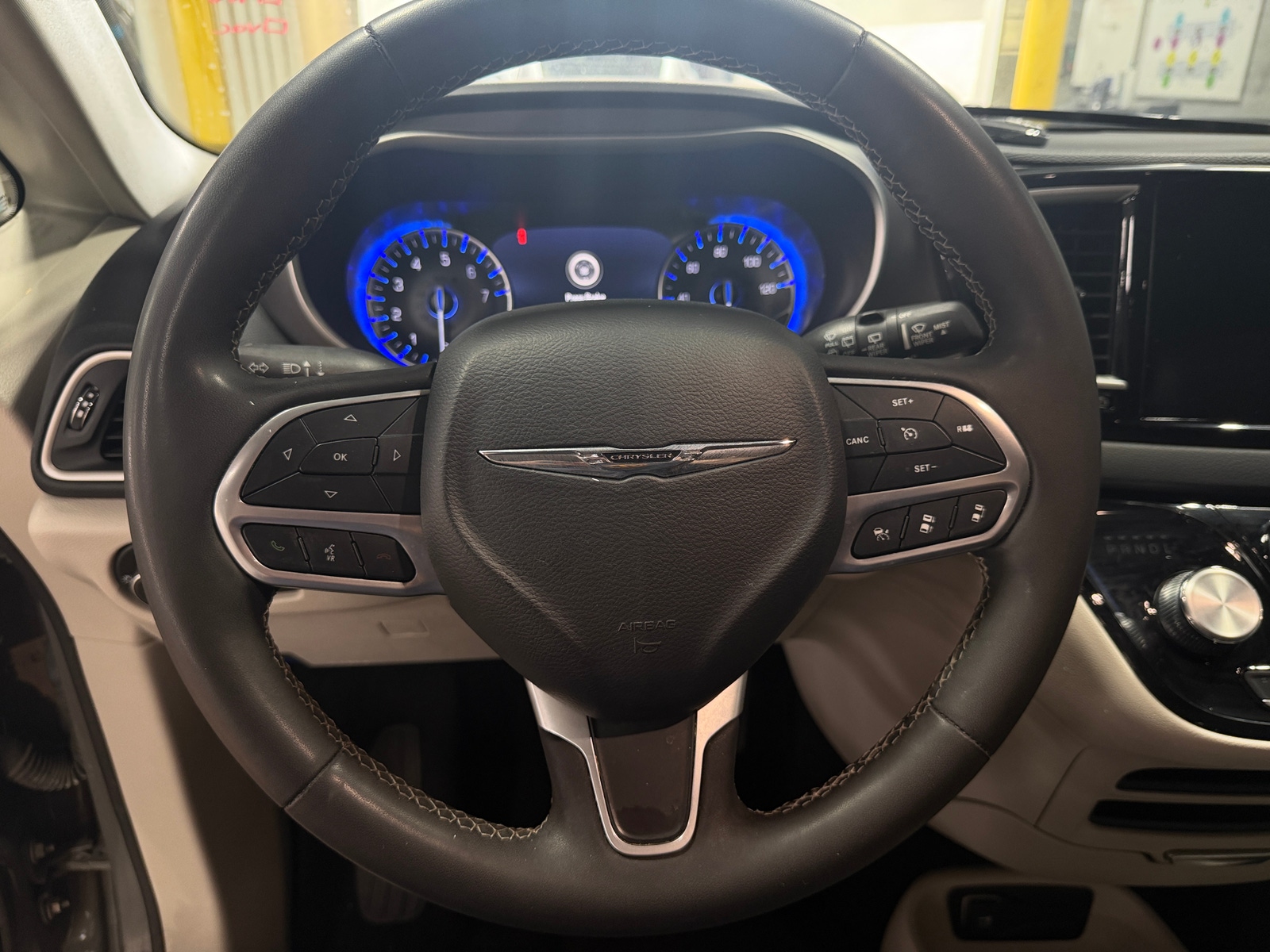 Thumbnail: 2023 Chrysler Pacifica - 4