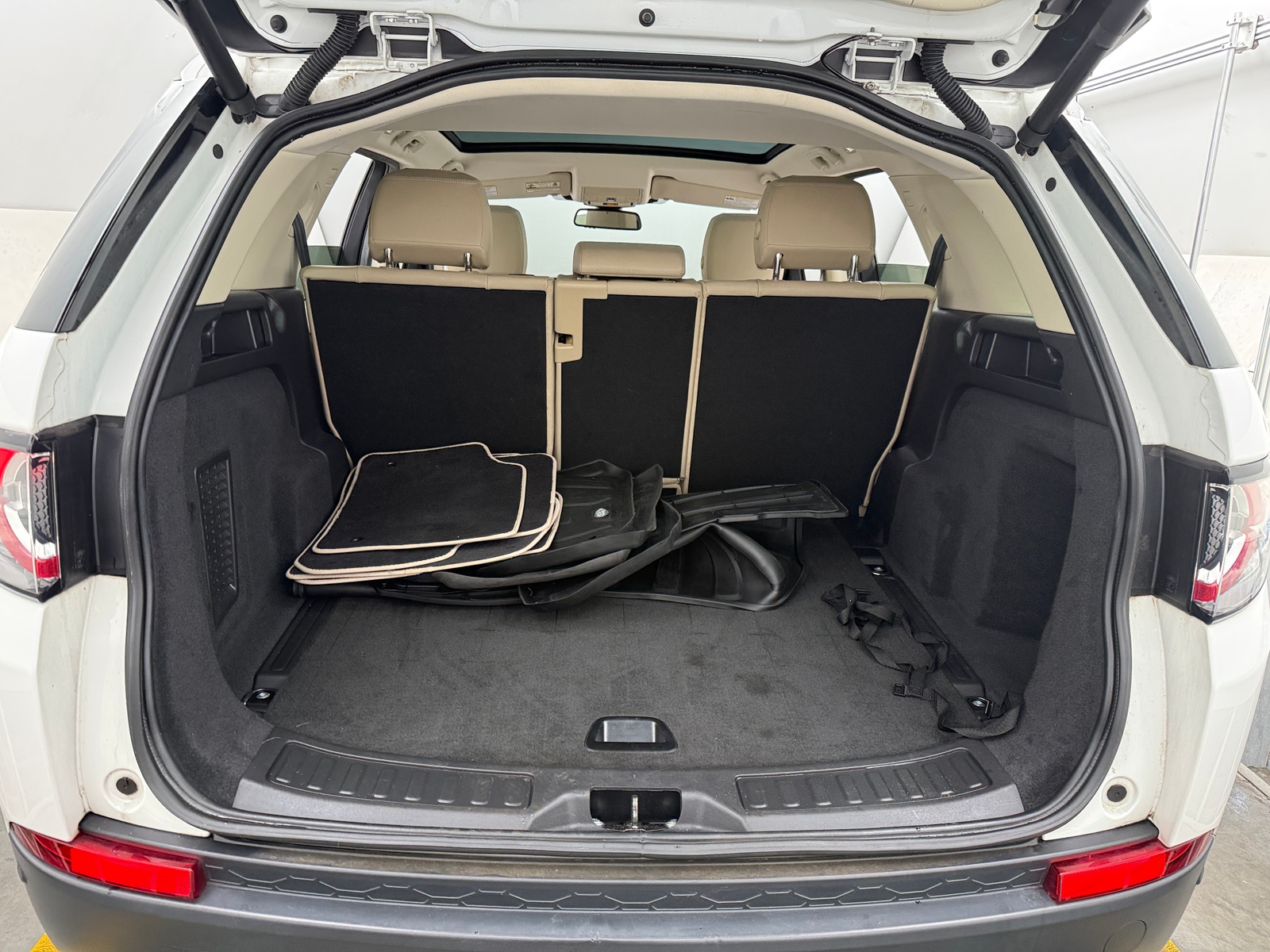 Thumbnail: 2018 Land Rover Discovery Sport - 6