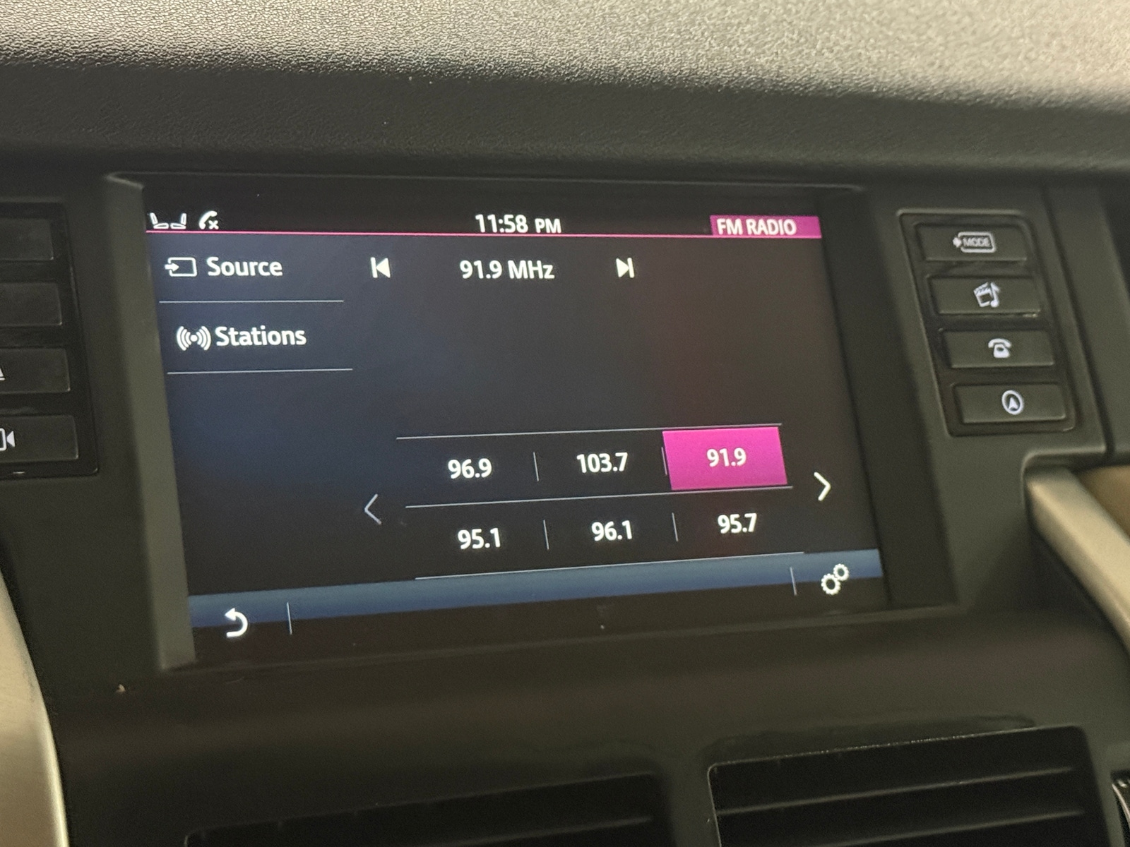 Thumbnail: 2018 Land Rover Discovery Sport - 3