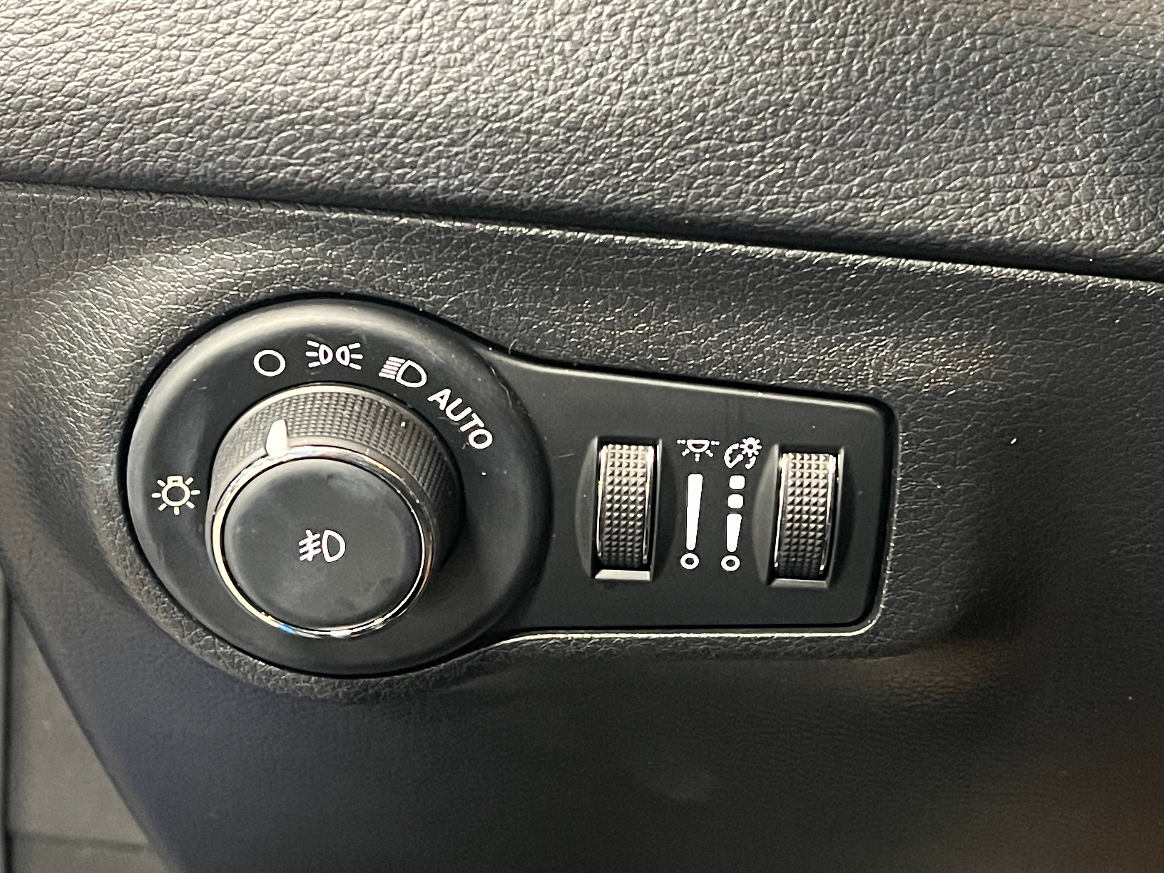 Used 2019 Jeep Compass Latitude with VIN 3C4NJDBB4KT846775 for sale in Pewaukee, WI